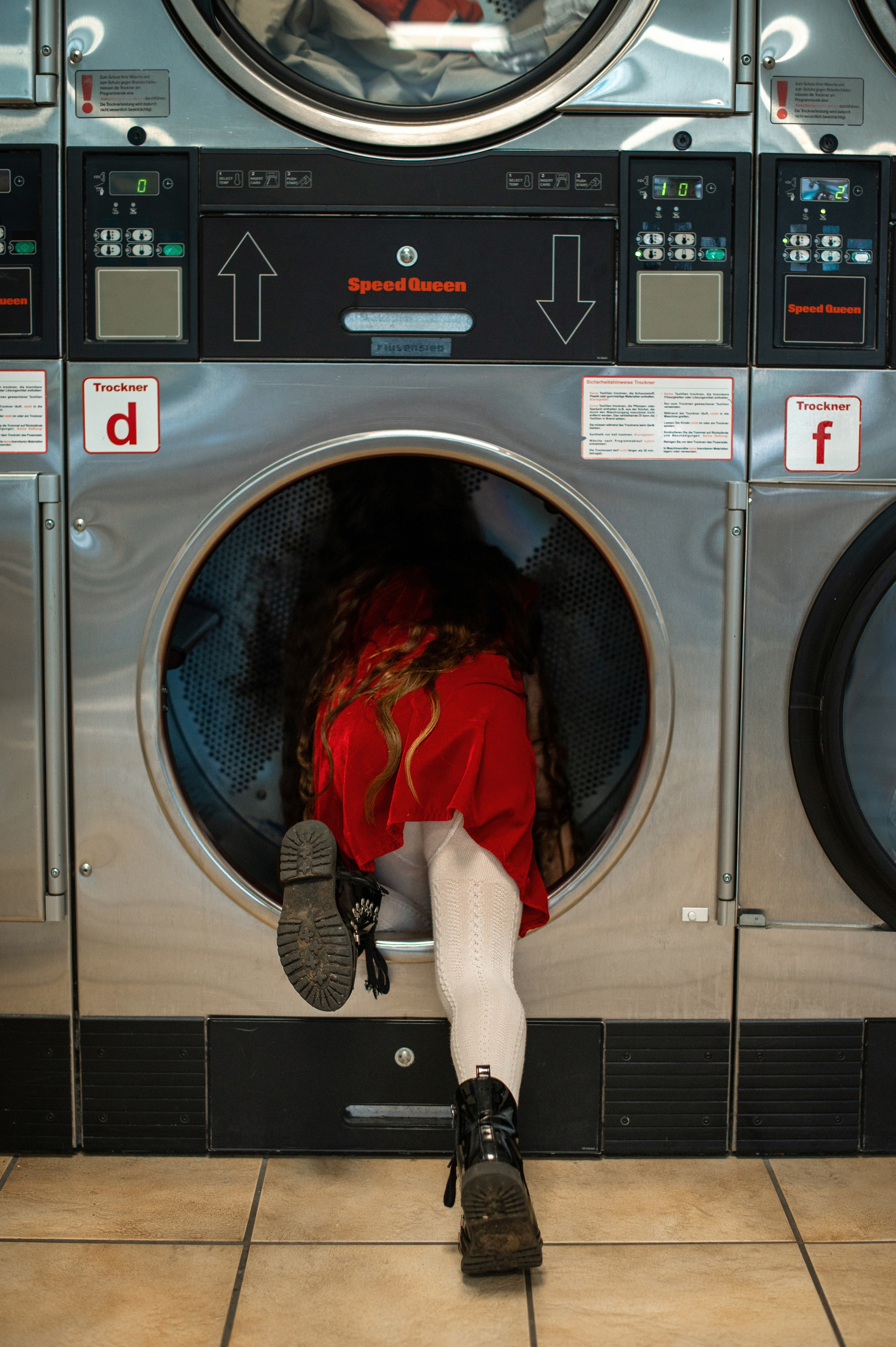 Kleines Shooting im Waschsalon mit einer wunderschönen langhaarigen Sara. Newbornfotograf Kinderfotograf Ulm Familienfotograf Anastasia Neu-Ulm