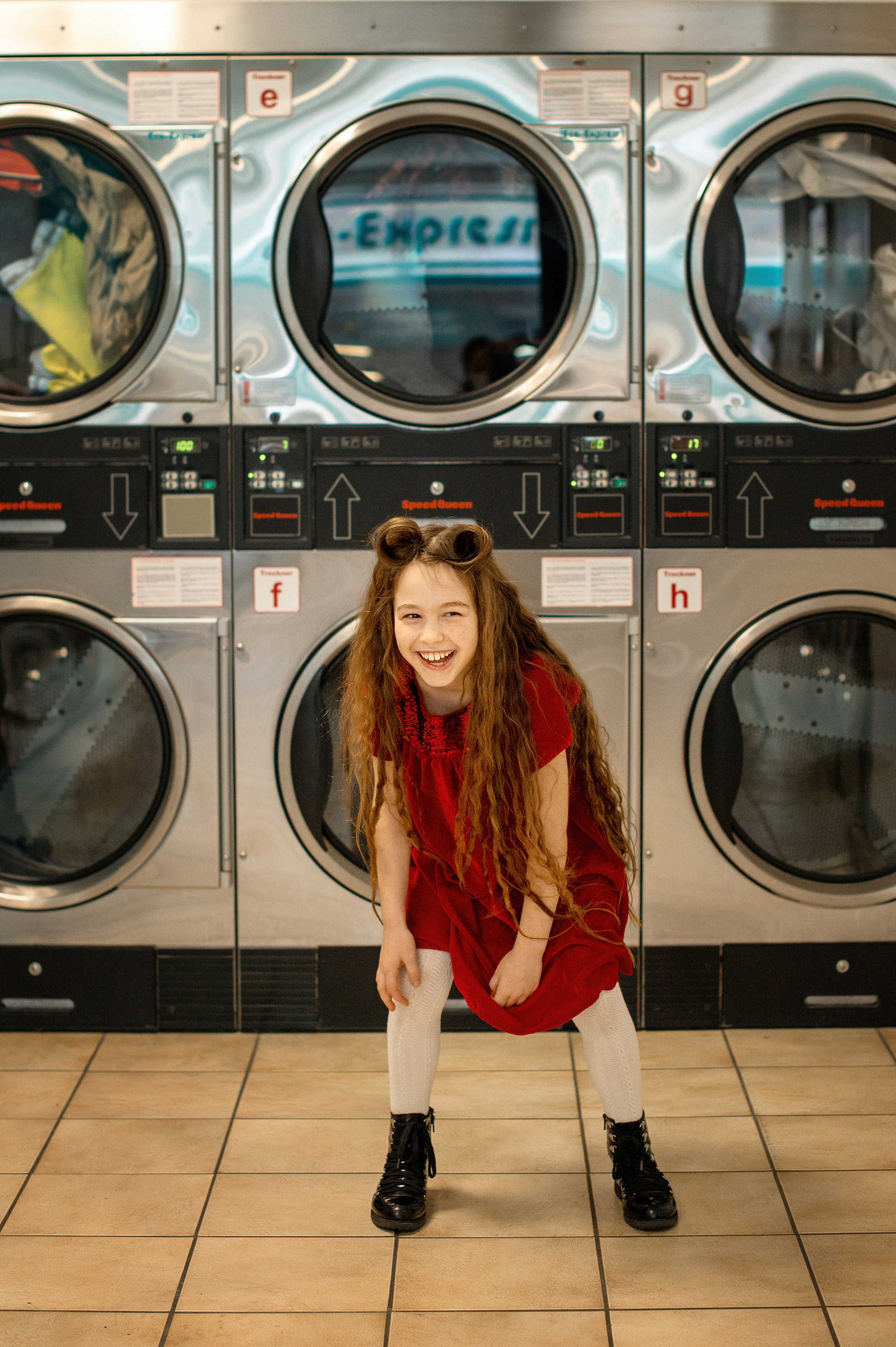 Kleines Shooting im Waschsalon mit einer wunderschönen langhaarigen Sara. Newbornfotograf Kinderfotograf Ulm Familienfotograf Anastasia Neu-Ulm