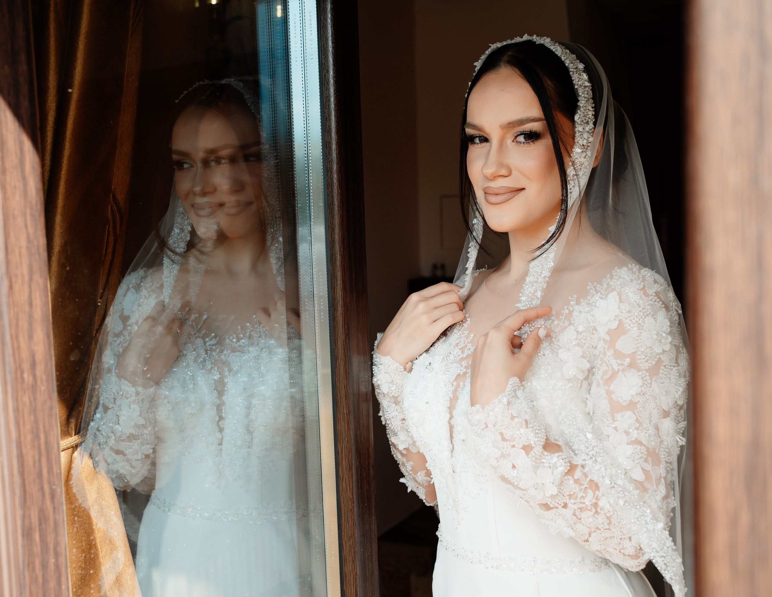 Moment emoționant între miri în ziua nunții, surprins într-un cadru natural și romantic, la Reina Events. Fotografie de nuntă profesională, editată artistic pentru a evidenția emoția și eleganța evenimentului.
