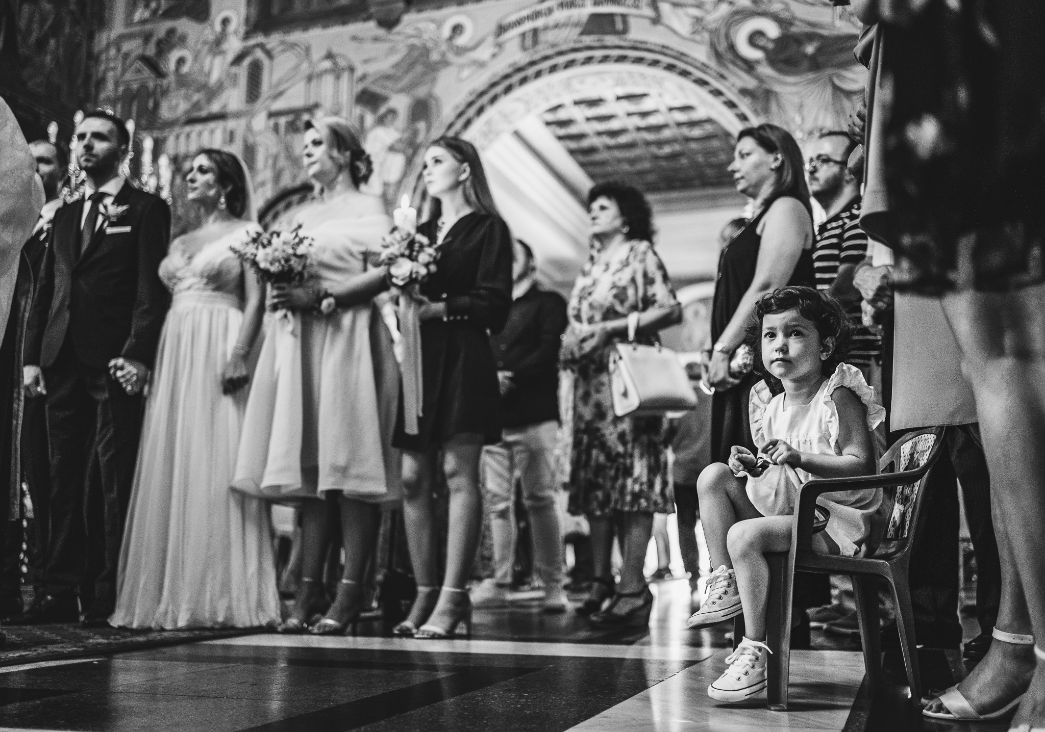 Moment emoționant între miri în ziua nunții, surprins într-un cadru natural și romantic, la Conacul din Livada. Fotografie de nuntă profesională, editată artistic pentru a evidenția emoția și eleganța evenimentului.