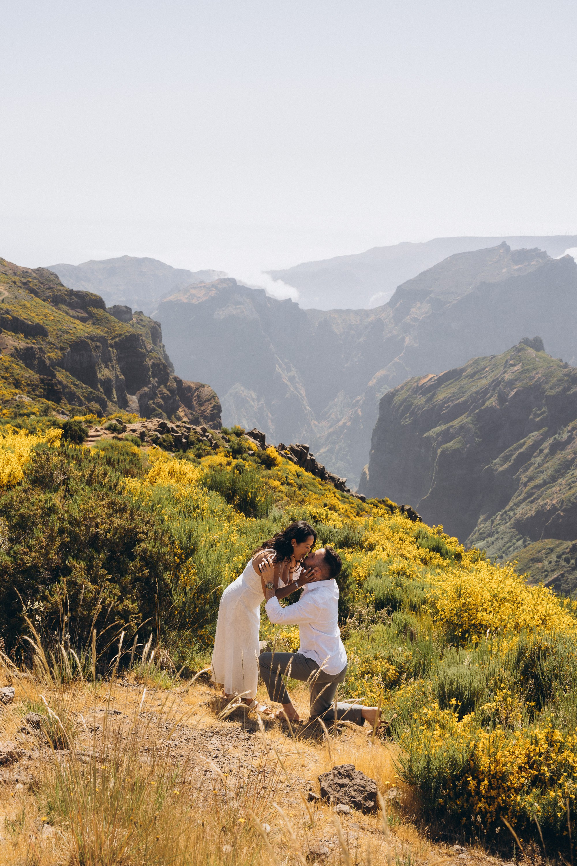 Proposal at Pico do Arieiro, Madeira – romantic engagement with breathtaking mountain views, capturing intimate moments in nature.