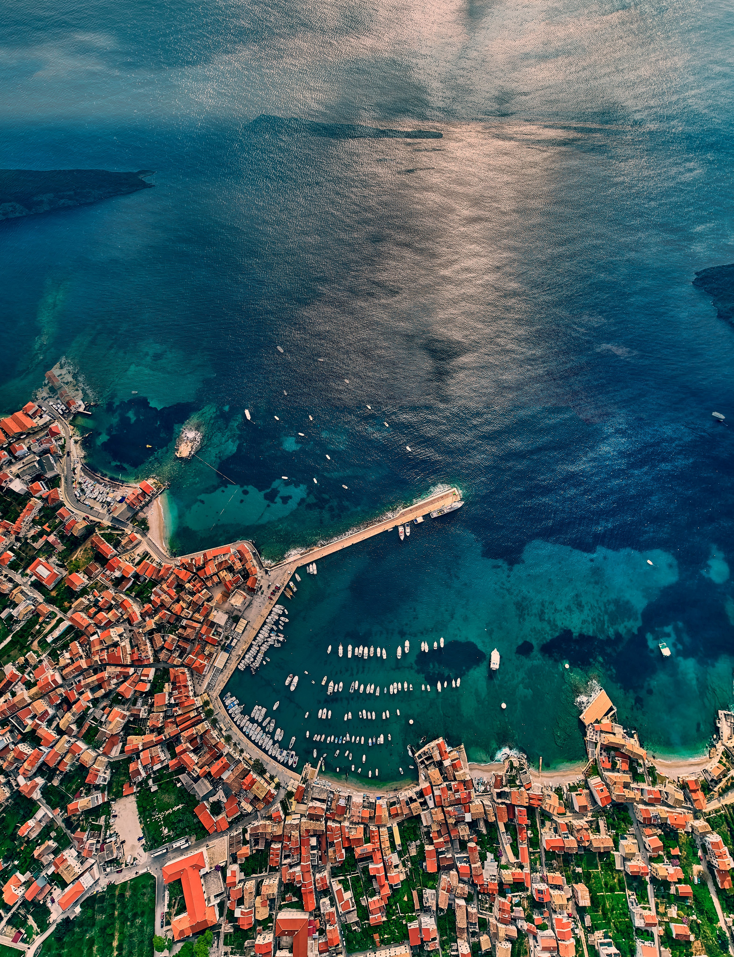 Andriej Szypiłow - fotografia i wideografia - Widok z lotu ptaka na zachód słońca w Komiży - na zachodnim brzegu pięknej i malowniczej wyspy Vis