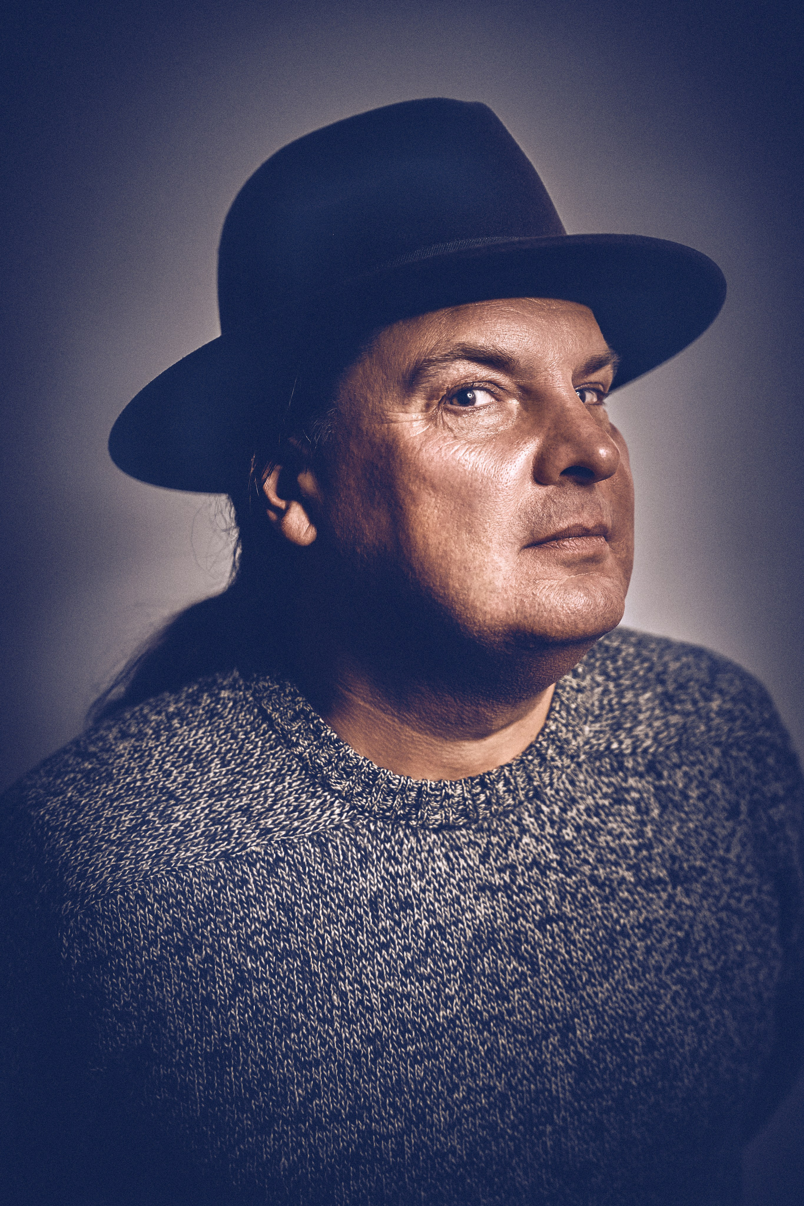 Profesjonalna sesja portretowa w studio fotograficznym - Fotograf Portretowy Andriej Szypiłow - Portret Starego Kumpla w Kolumbijskim Wydaniu - Co kapelusz robi z Człowiekiem?..