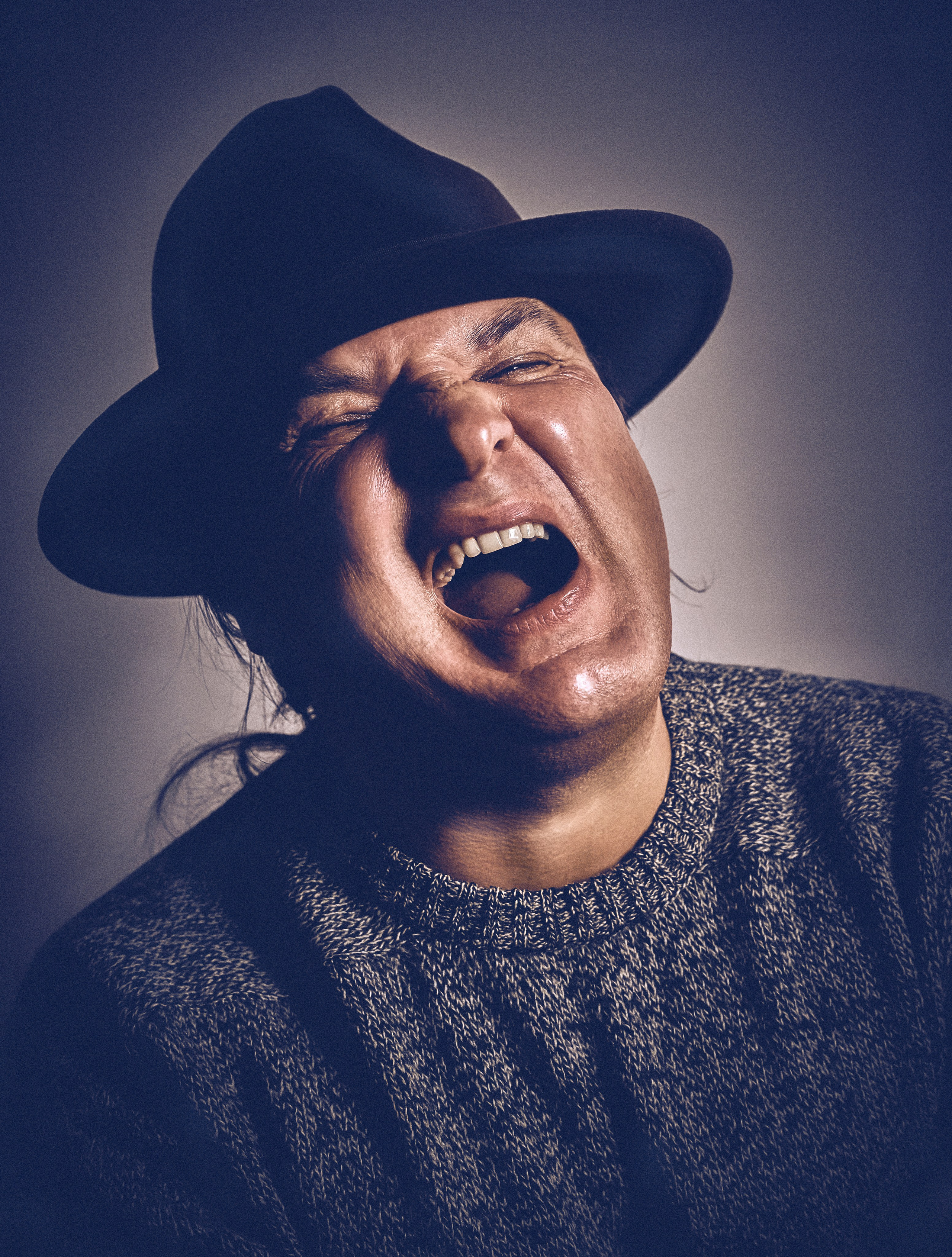 Profesjonalna sesja portretowa w studio fotograficznym - Fotograf Portretowy Andriej Szypiłow - Portret Starego Kumpla w Kolumbijskim Wydaniu - Co kapelusz robi z Człowiekiem?..