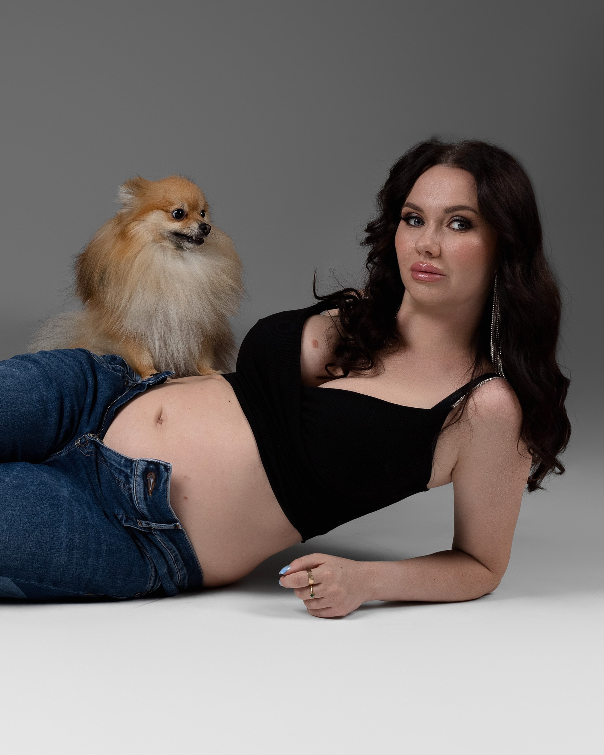 Embarazo y Maternidad sesiones de fotografía  con mascotas , sesiones de Embarazo en estudio 