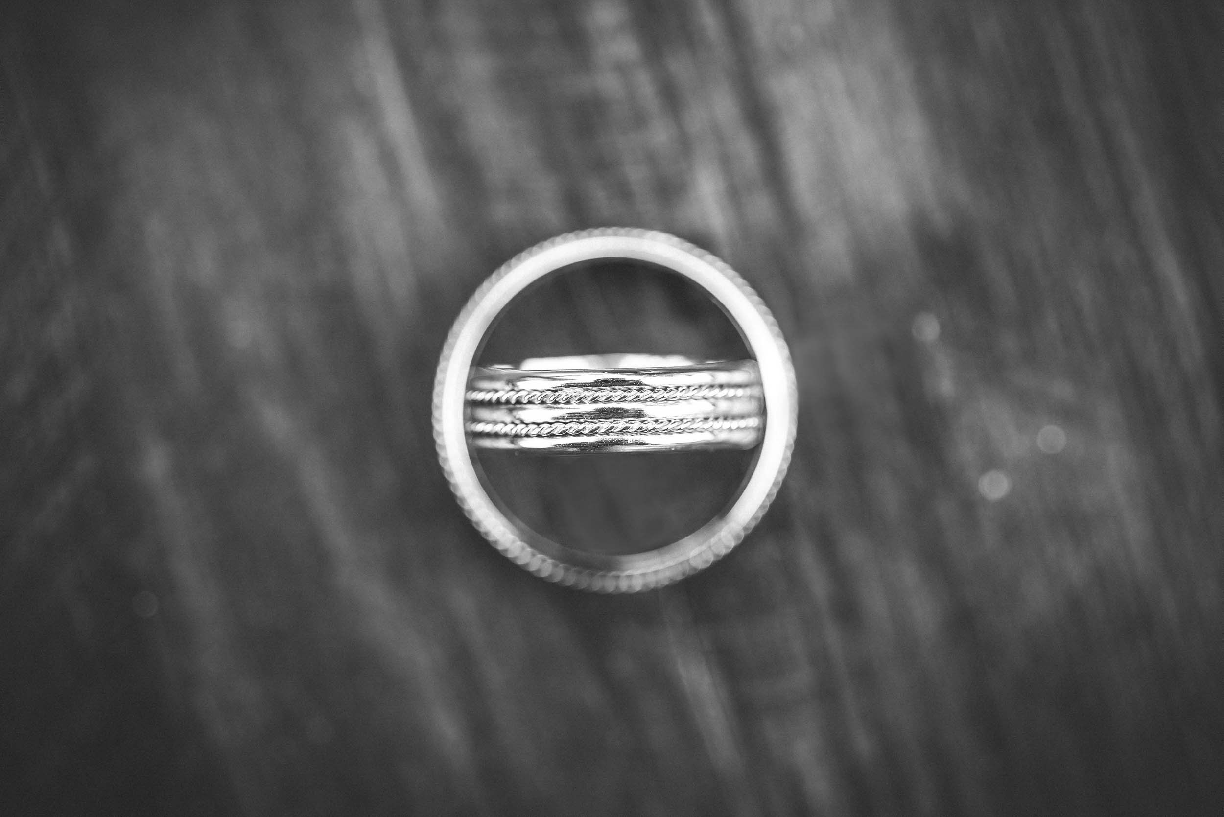 Par u zagrljaju ispod romantično zakrivljenih stabala, simbol ljubavi u prirodi