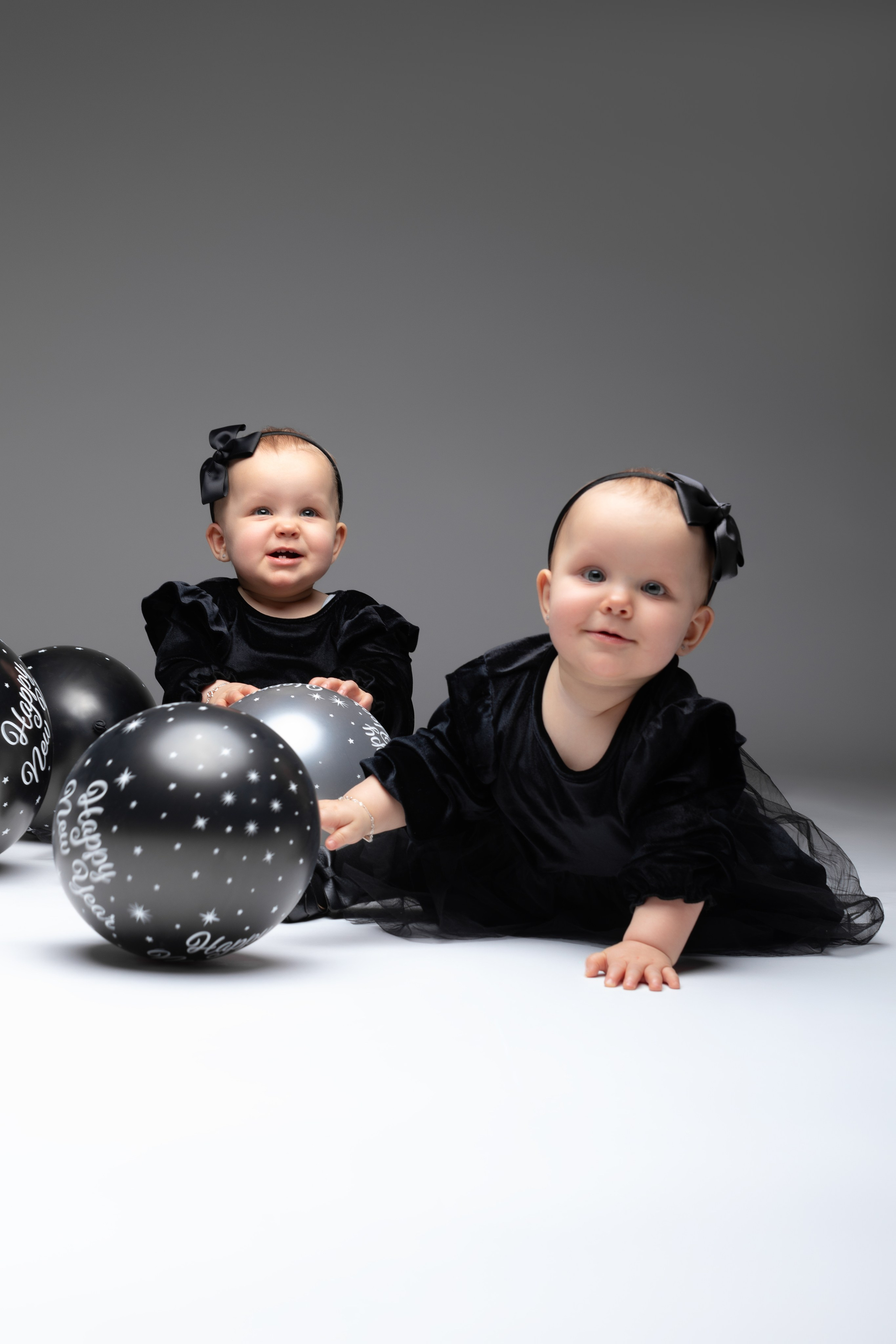 Kinderfotoshooting Ketsch – fröhliches Geschwisterpaar spielt im Fotostudio, LAV Fotostudio