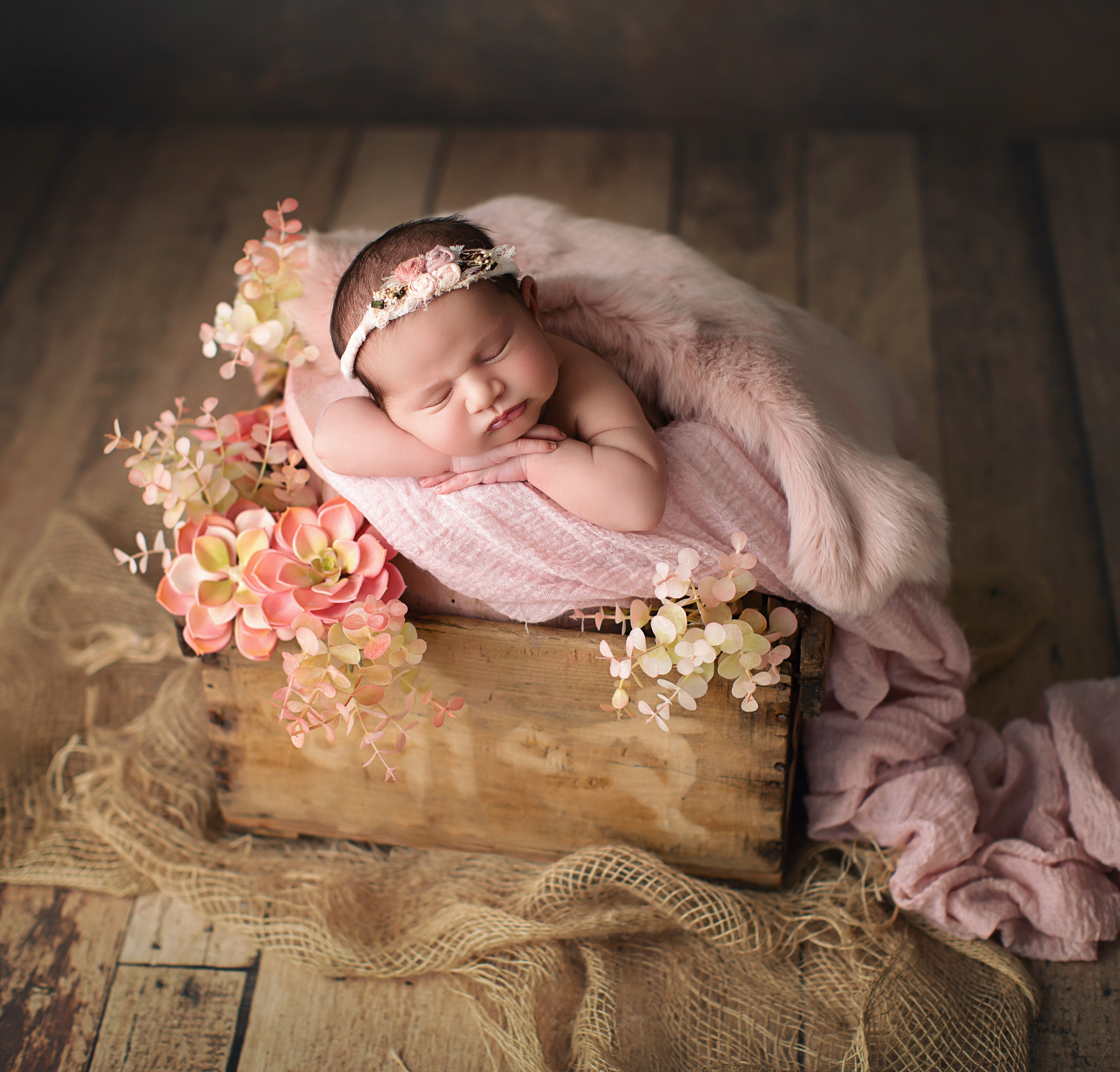 "Närbild på nyfödda bebisar som vilar i en vacker, handgjord filt. Bilden är idealisk för webbplatser som erbjuder tjänster inom nyfödda fotograferingar och babybilder."