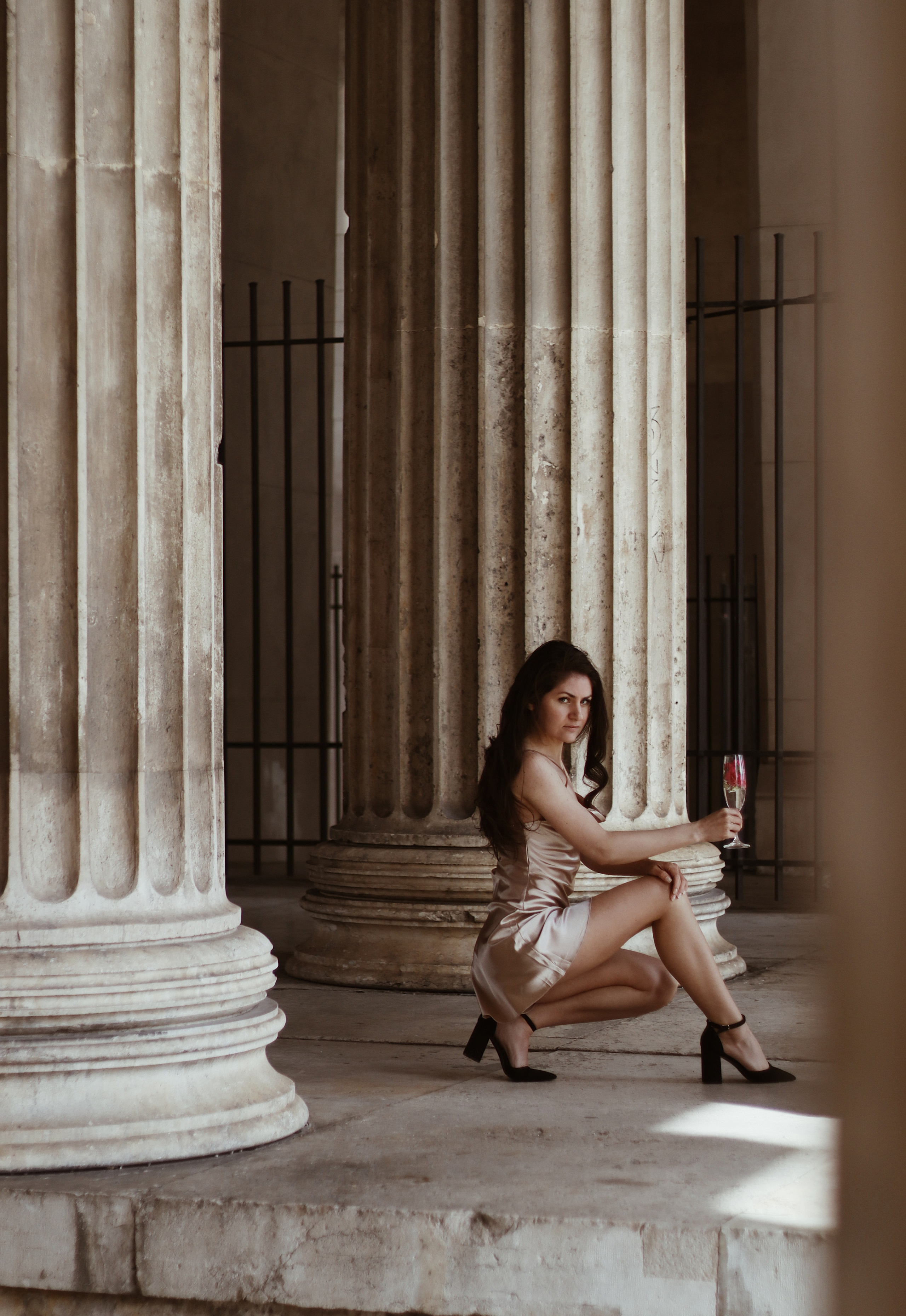Колонны и бокал. Анастасия Крылова | Фотограф в Будапеште & Мюнхене