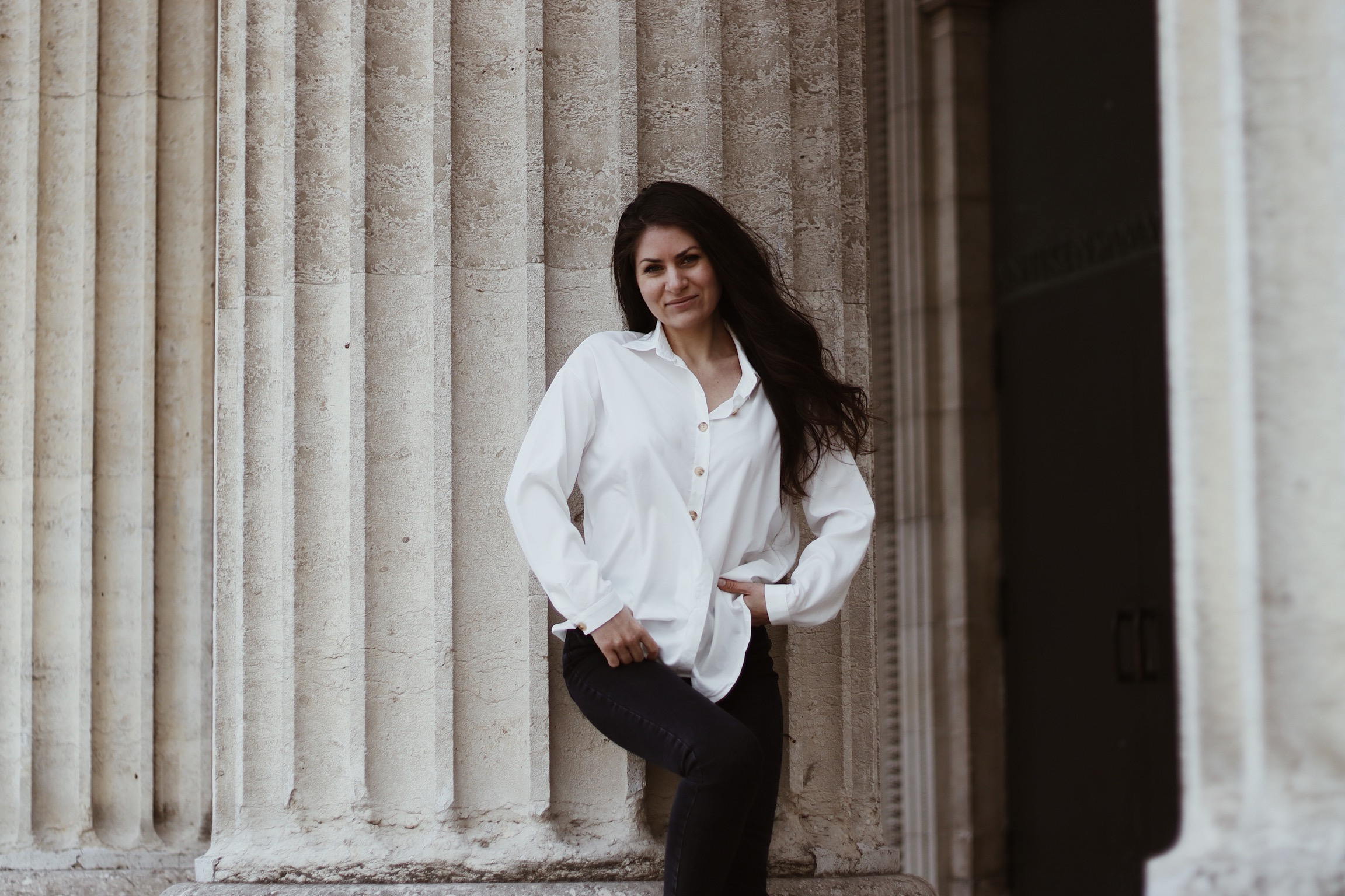 Колонны и бокал. Анастасия Крылова | Фотограф в Будапеште & Мюнхене