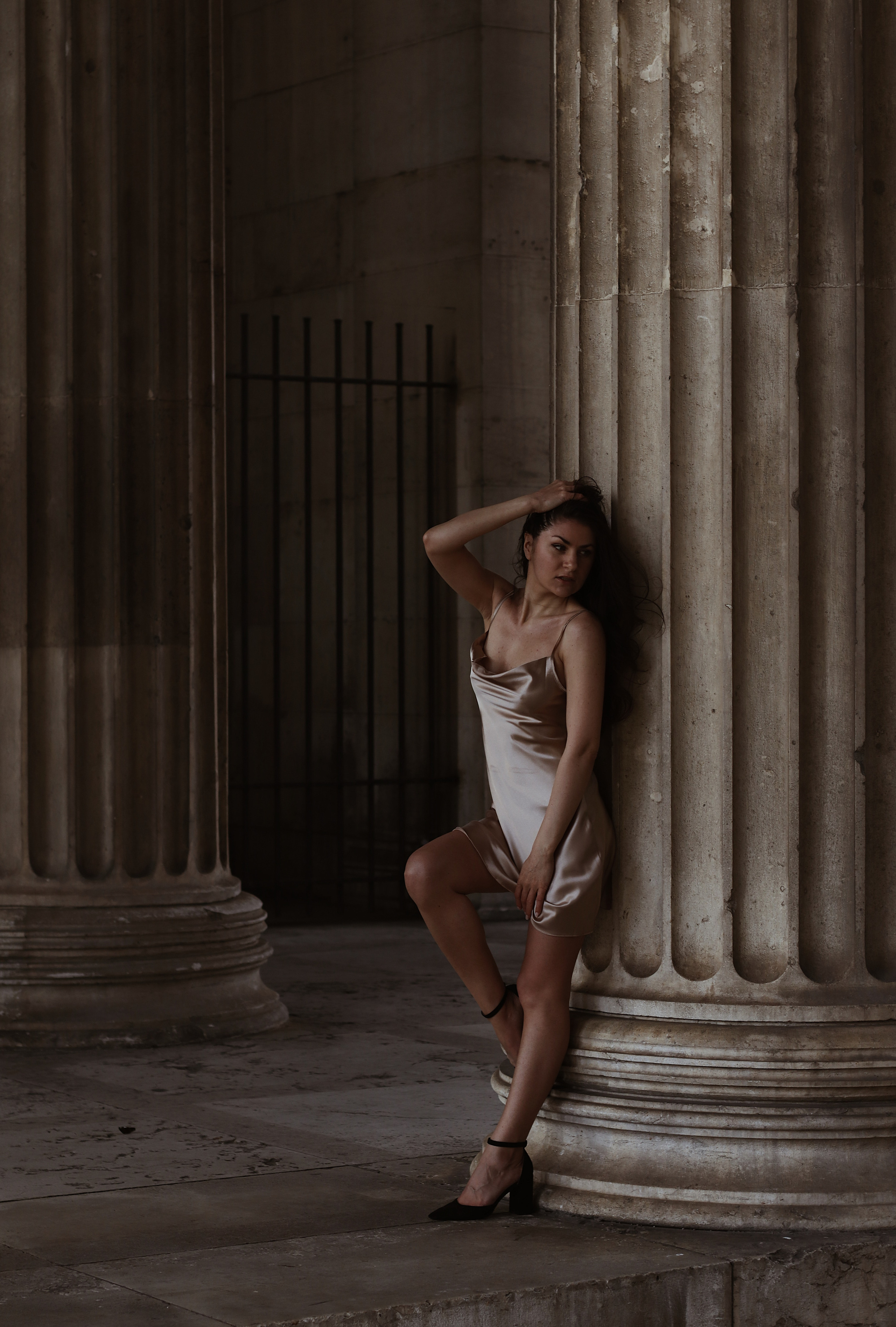 Колонны и бокал. Анастасия Крылова | Фотограф в Будапеште & Мюнхене