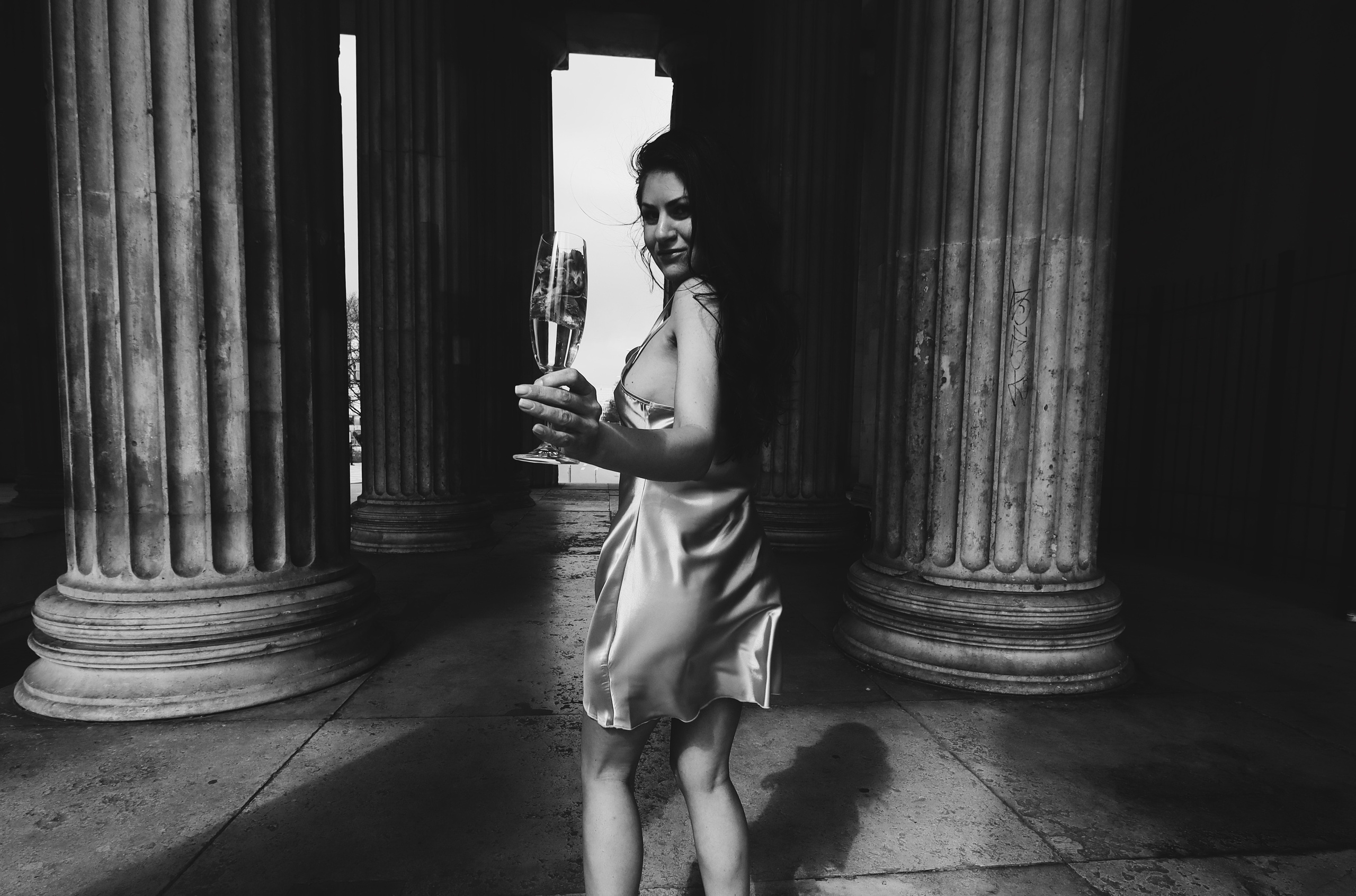 Колонны и бокал. Анастасия Крылова | Фотограф в Будапеште & Мюнхене