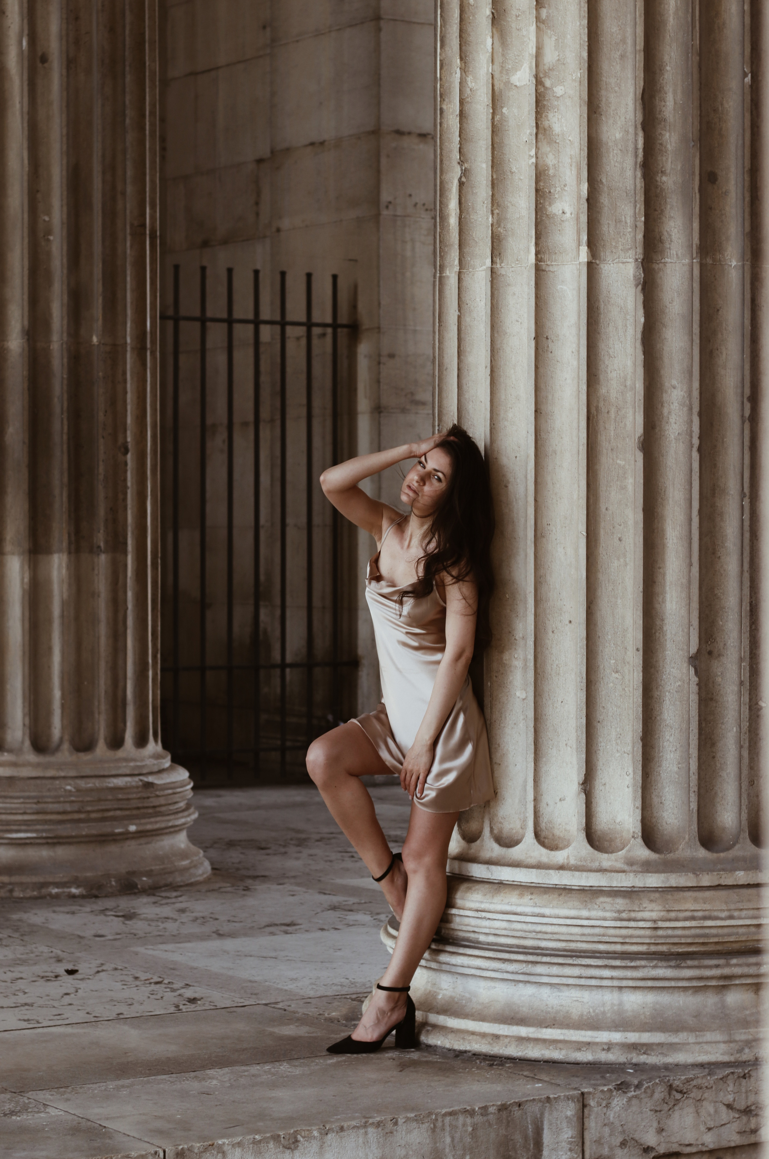 Колонны и бокал. Анастасия Крылова | Фотограф в Будапеште & Мюнхене