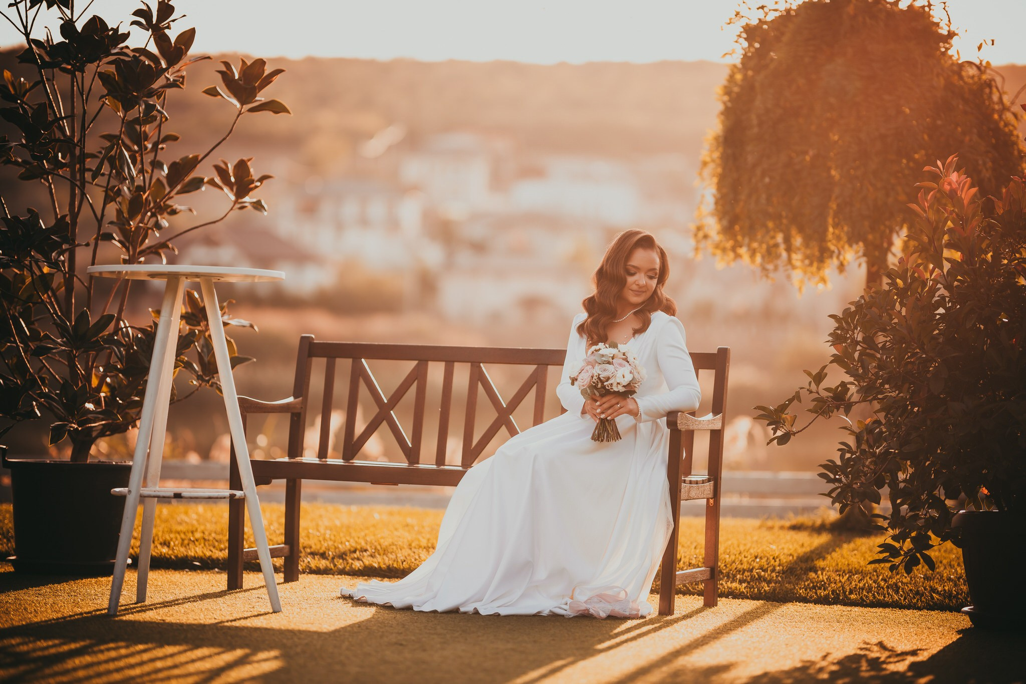 Fotograf profesionist de nuntă. Cu o abordare creativă și tehnici unice, spunem povestea voastră prin imagini pline de iubire și naturalețe. Descoperă arta fotografiei de nuntă . Fotograf Iasi, fotograf de nunta Suceava. Fotografii de nuntă. Pachet fotografii de nuntă. Fotograf Iasi, fotograf Suceava, fotograf Botosani, fotograf Romania. Servicii foto nuntă. Servicii foto-video.