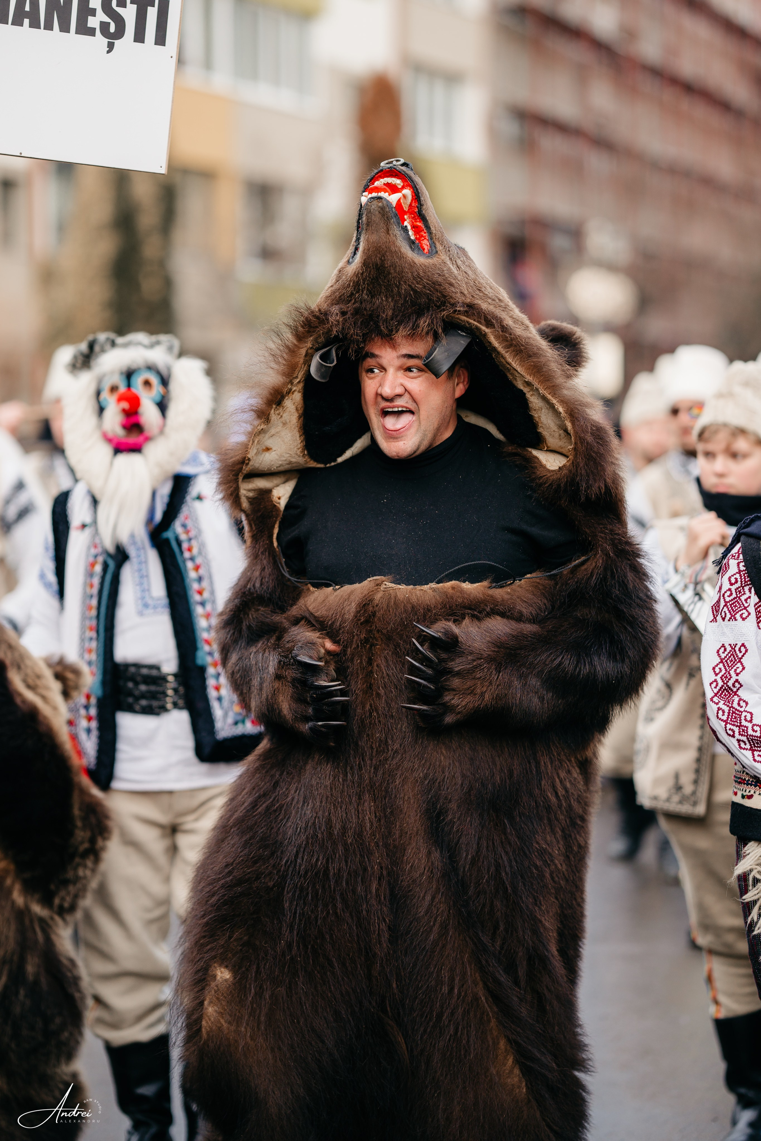 Ediția a XXVII-a a Festivalului de Datini și Obiceiuri Strămoșești Comănești. Raw Studio. Fotograful tau de nunta!
