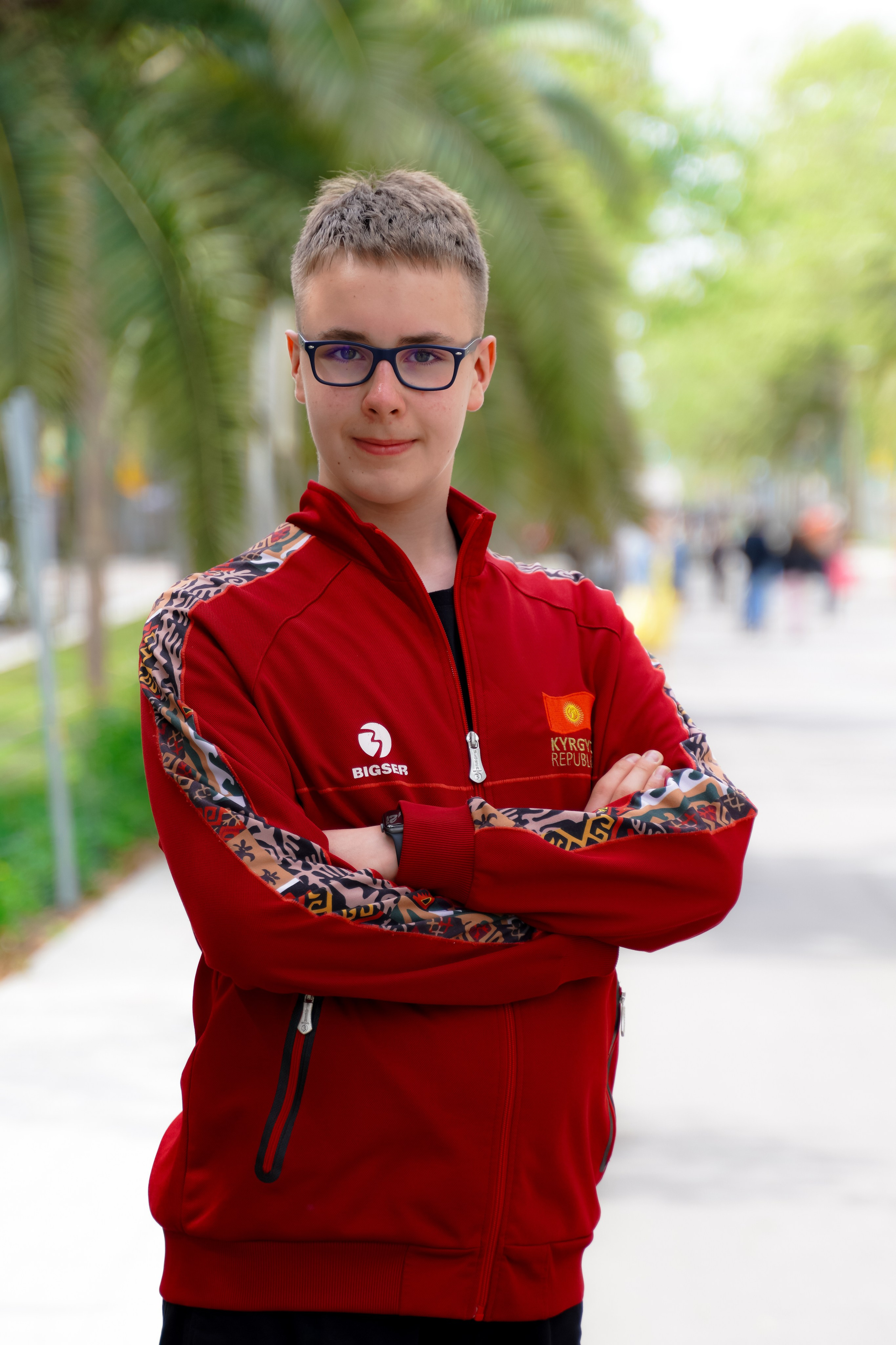 Portrait d'un jeune homme sur une promenade autour de Barcelone