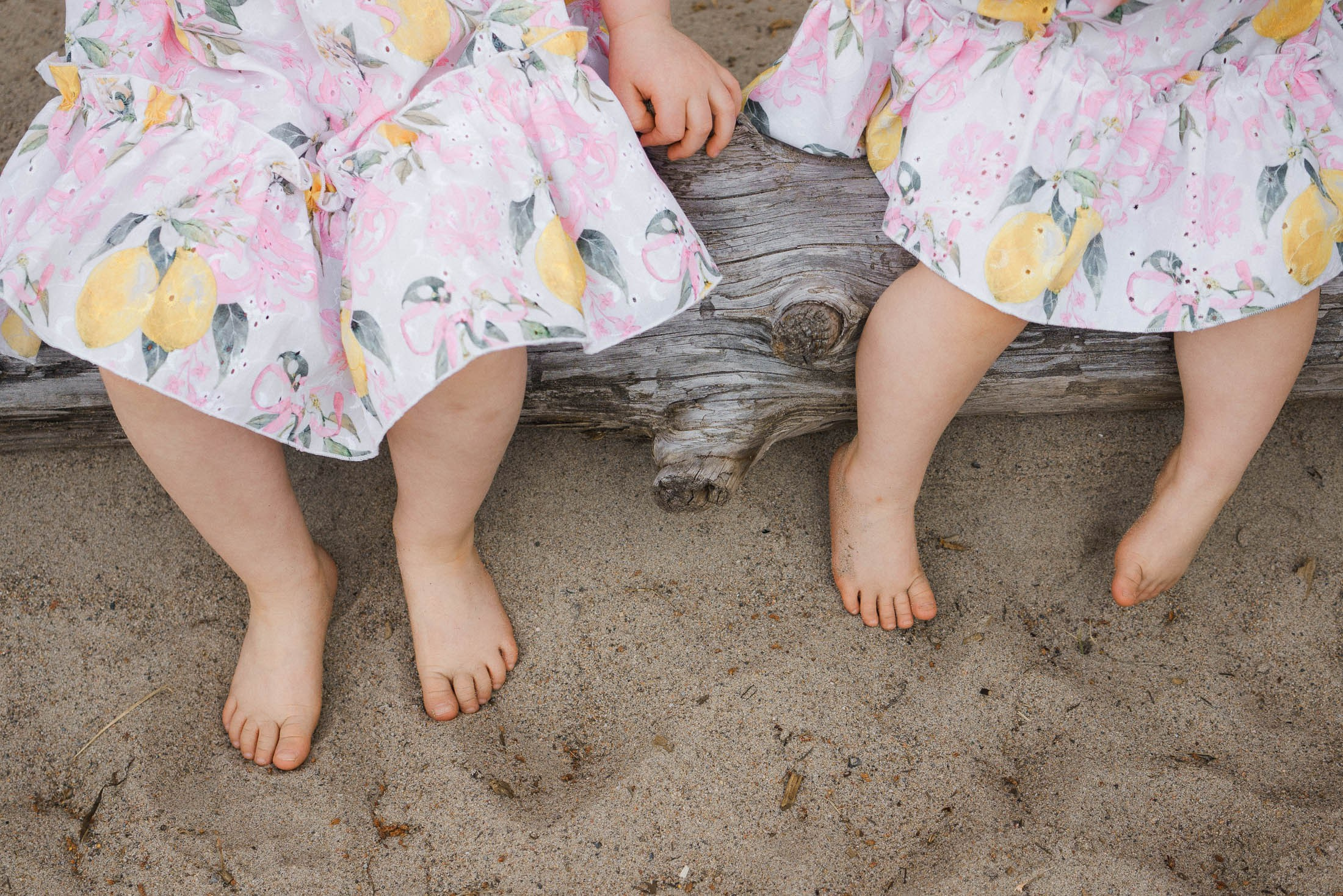 Kesäinen perhekuvaus meren rannalla