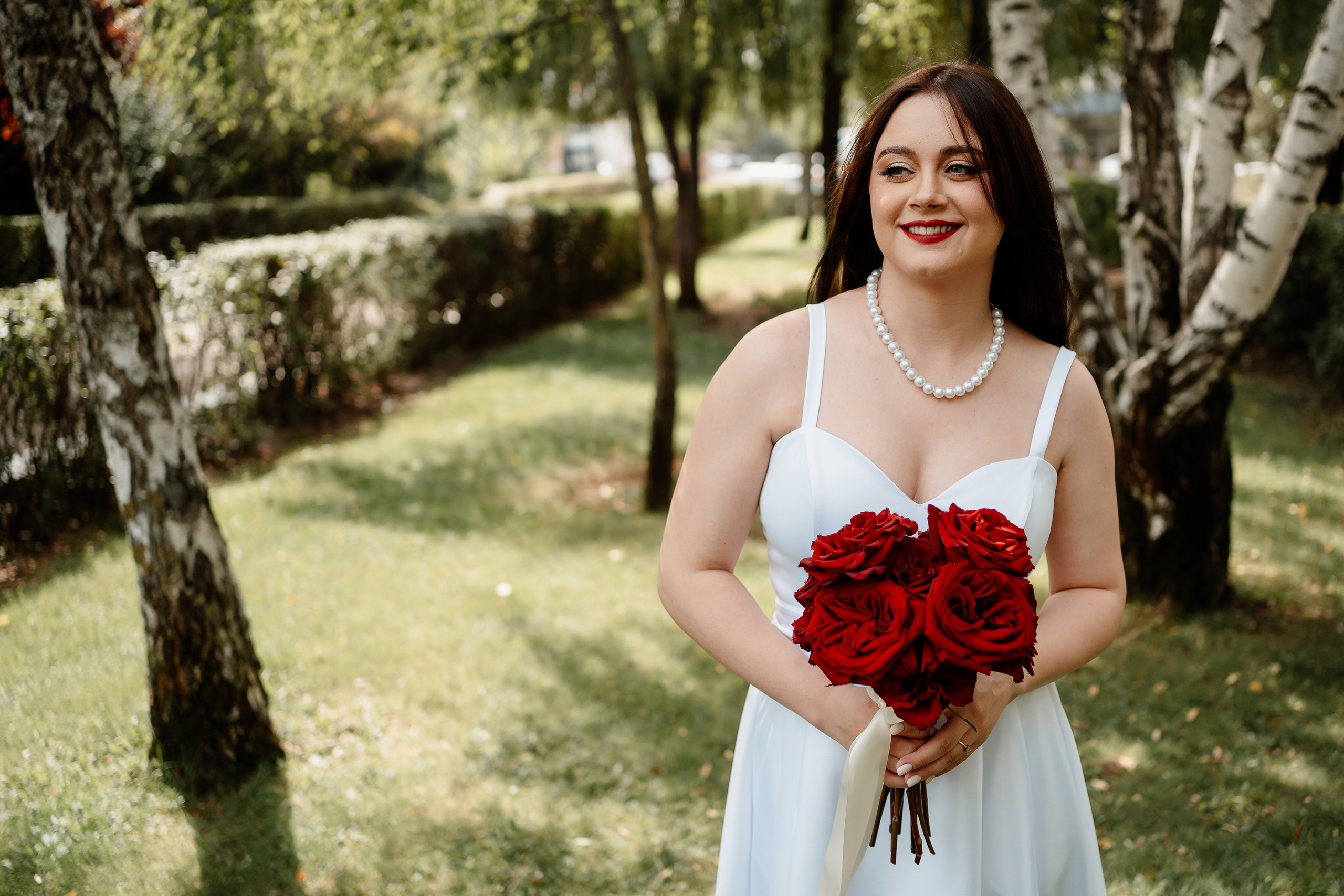 Miri fericiți în fața oficiului stării civile din Ilfov, celebrând începutul unei noi vieți împreună. Fotografie de cununie civilă, capturând naturalețea și bucuria momentului special.