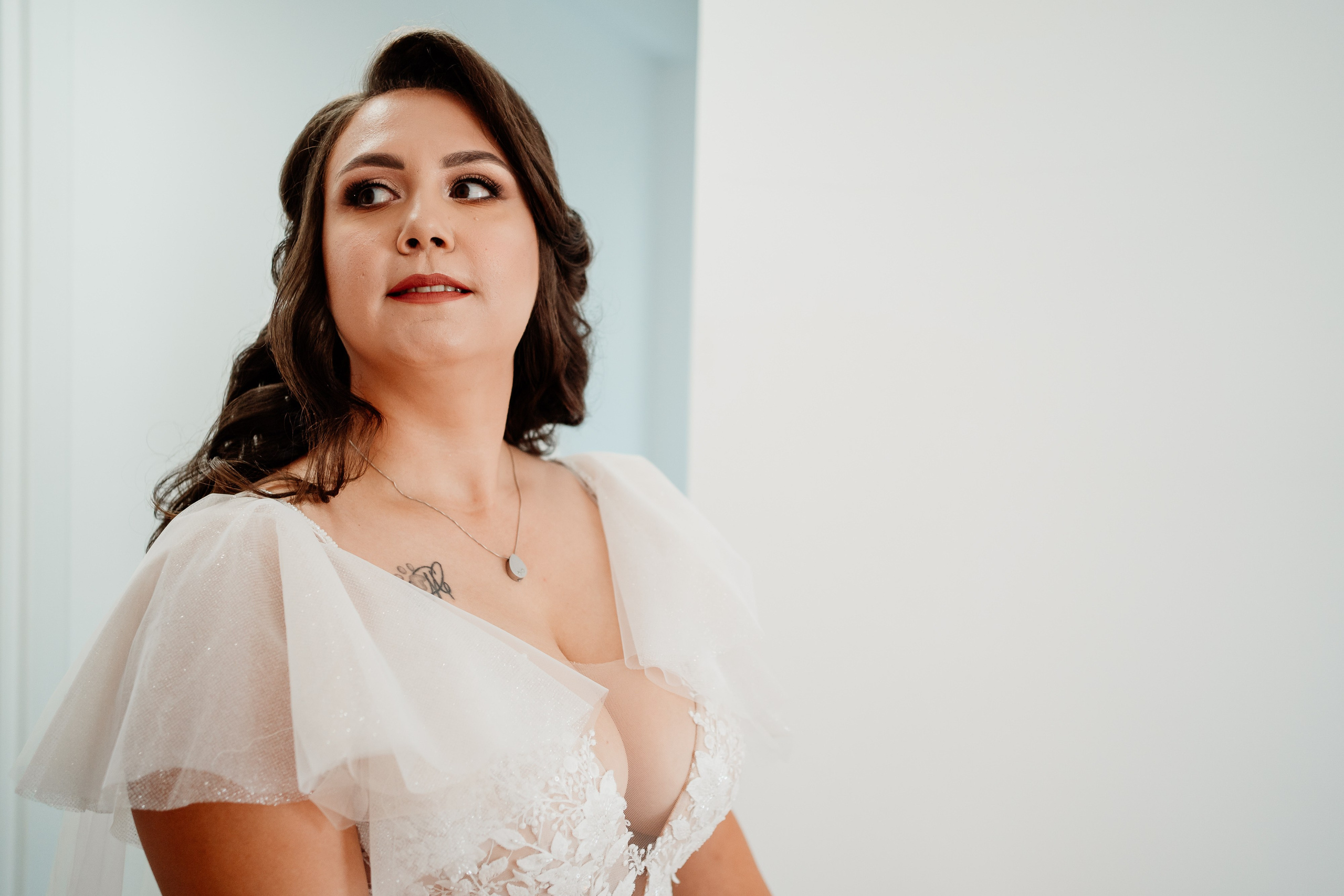 Moment emoționant între miri în ziua nunții, surprins într-un cadru natural și romantic, la Daimon Events. Fotografie de nuntă profesională, editată artistic pentru a evidenția emoția și eleganța evenimentului.