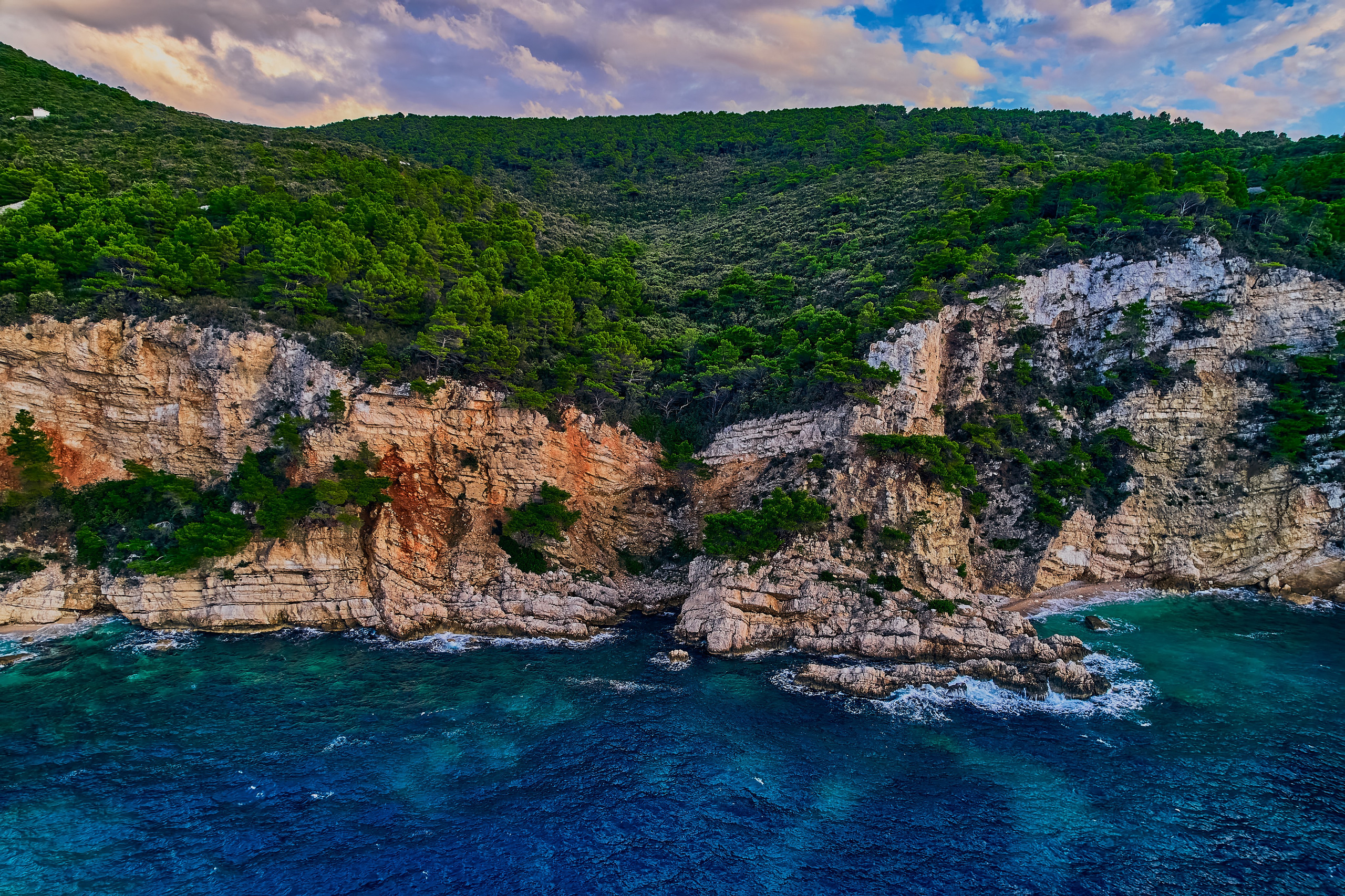 Andriej Szypiłow - fotografia i wideografia - Widok z lotu ptaka na zachód słońca w Komiży - na zachodnim brzegu pięknej i malowniczej wyspy Vis