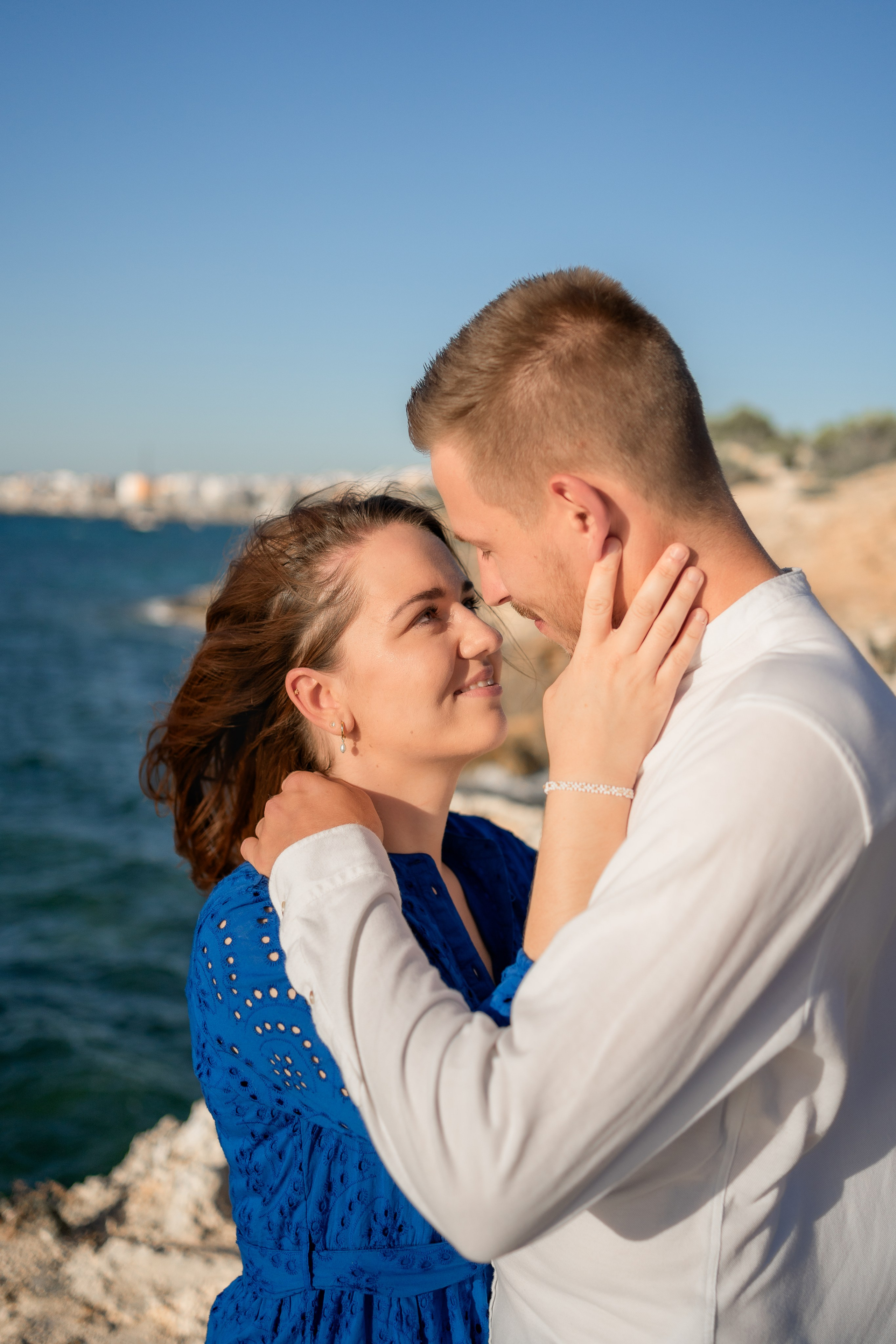 Romantischer Heiratsantrag auf Mallorca – Überraschung am Meer. Deine Fotografin auf Mallorca für Familien und Business