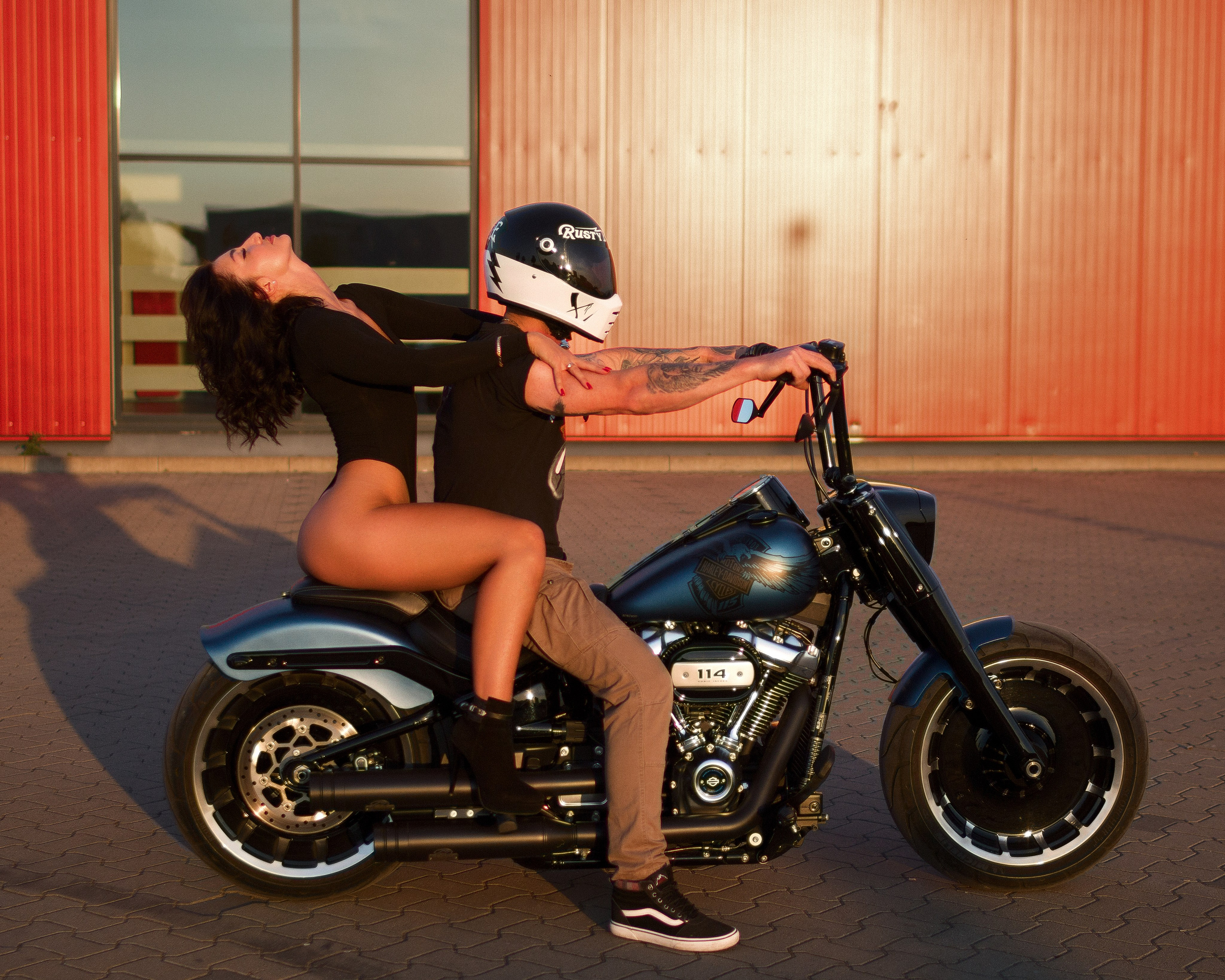 Paarfoto bei Sonnenuntergang – vertrauter Moment mit Motorrad