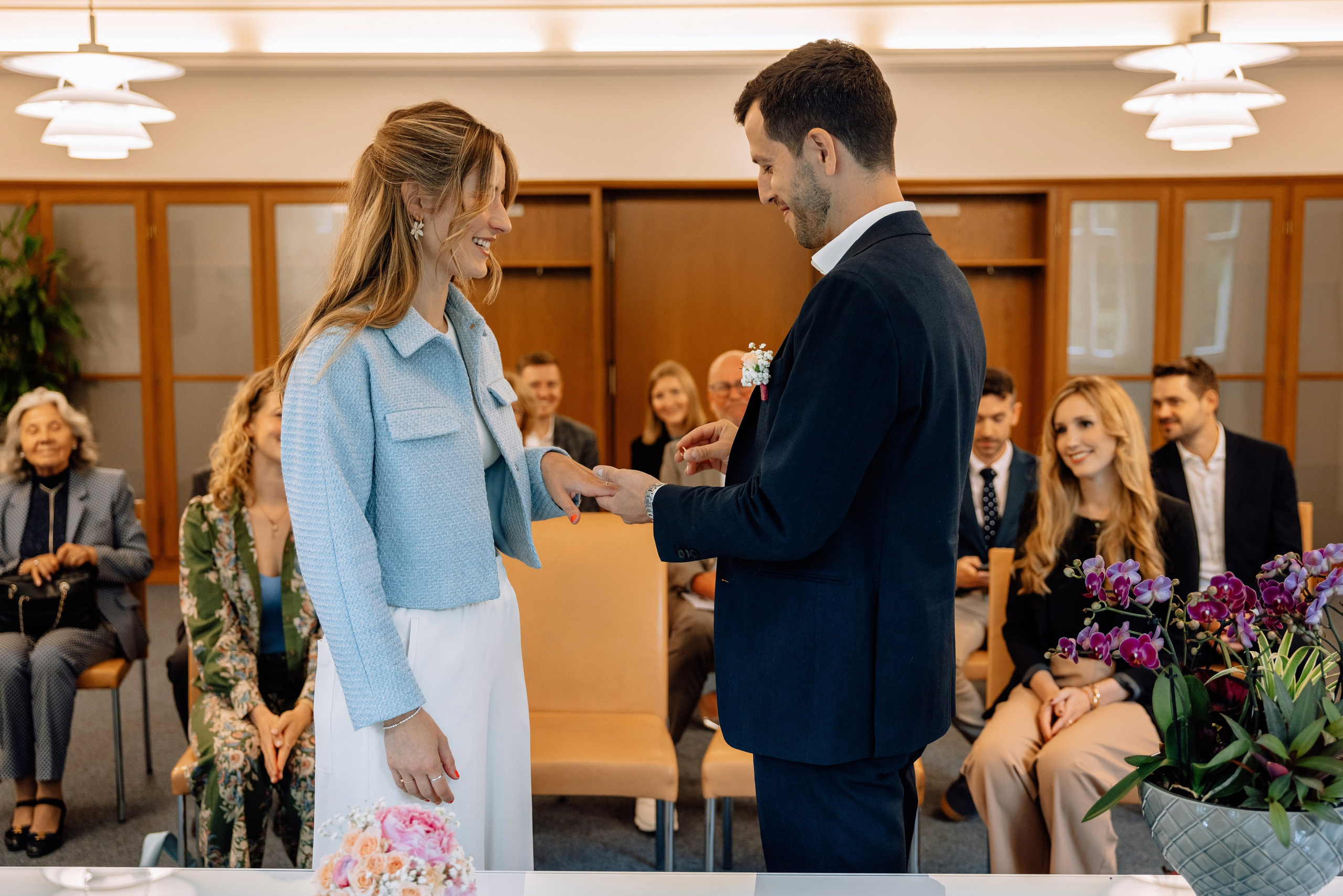 Detailaufnahme der Hände mit Ringen – Austausch der Ringe Standesamt Schwabing