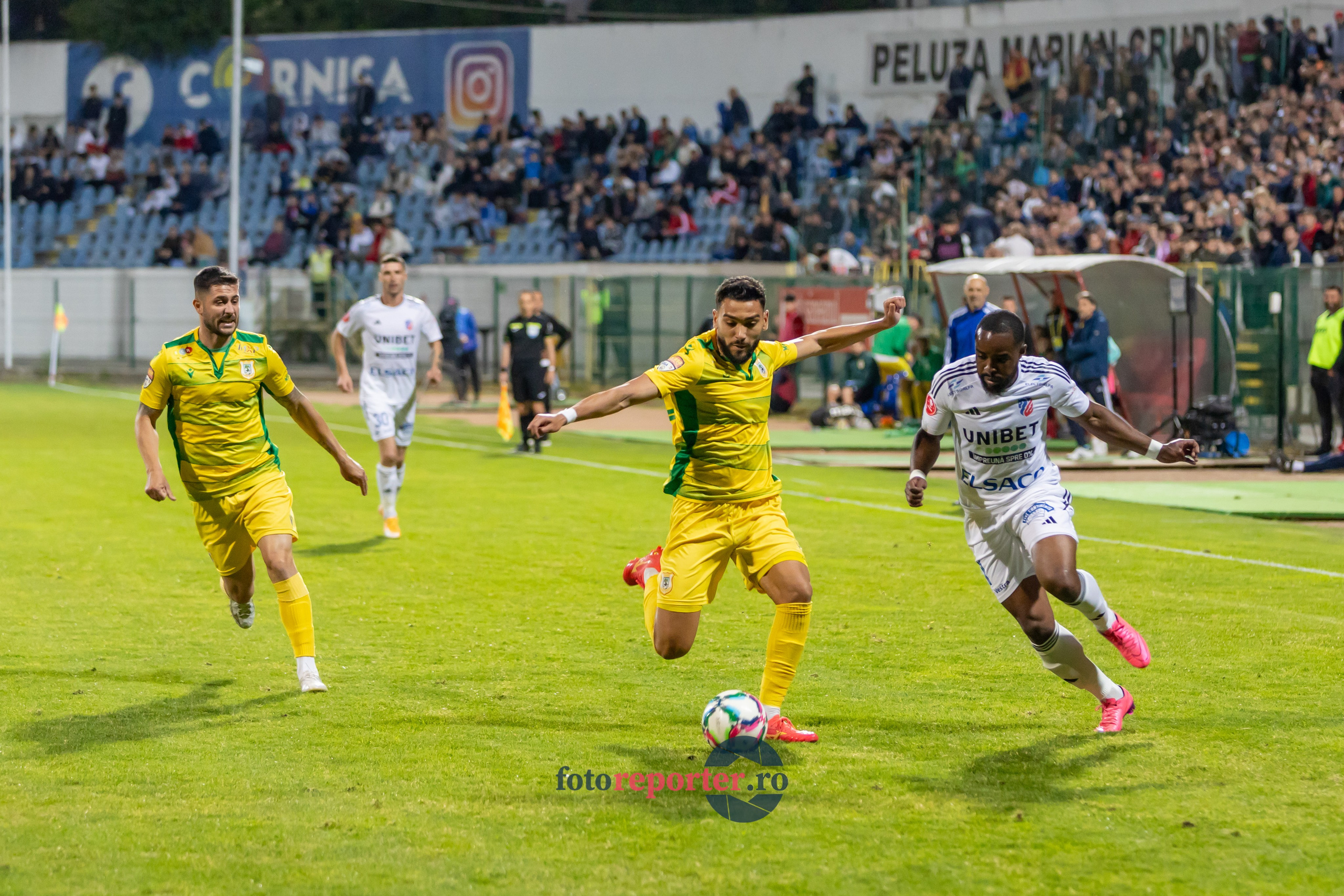Galerie Foto: FC Botoșani vs. CS Mioveni - Pe 17 mai 2024, am fost martorii unei partide incredibile între FC Botoșani și CS Mioveni, în prima manșă a barajului pentru evitarea retrogradării. În fața unui stadion plin de emoție și speranță, echipa noastră a obținut o victorie importantă, cu un gol marcat de Aldair în minutul 93. 💪 *FC Botoșani 1-0 CS Mioveni*⚽️ Urmăriți momentele cheie ale meciului și bucuria suporterilor în această galerie foto! Pregătiți-vă pentru meciul de retur de pe 24 mai, când vom lupta din nou pentru a rămâne în prima ligă.#FCBotoșani #CSMioveni #BarajRetrogradare #ForzaBotoșani 