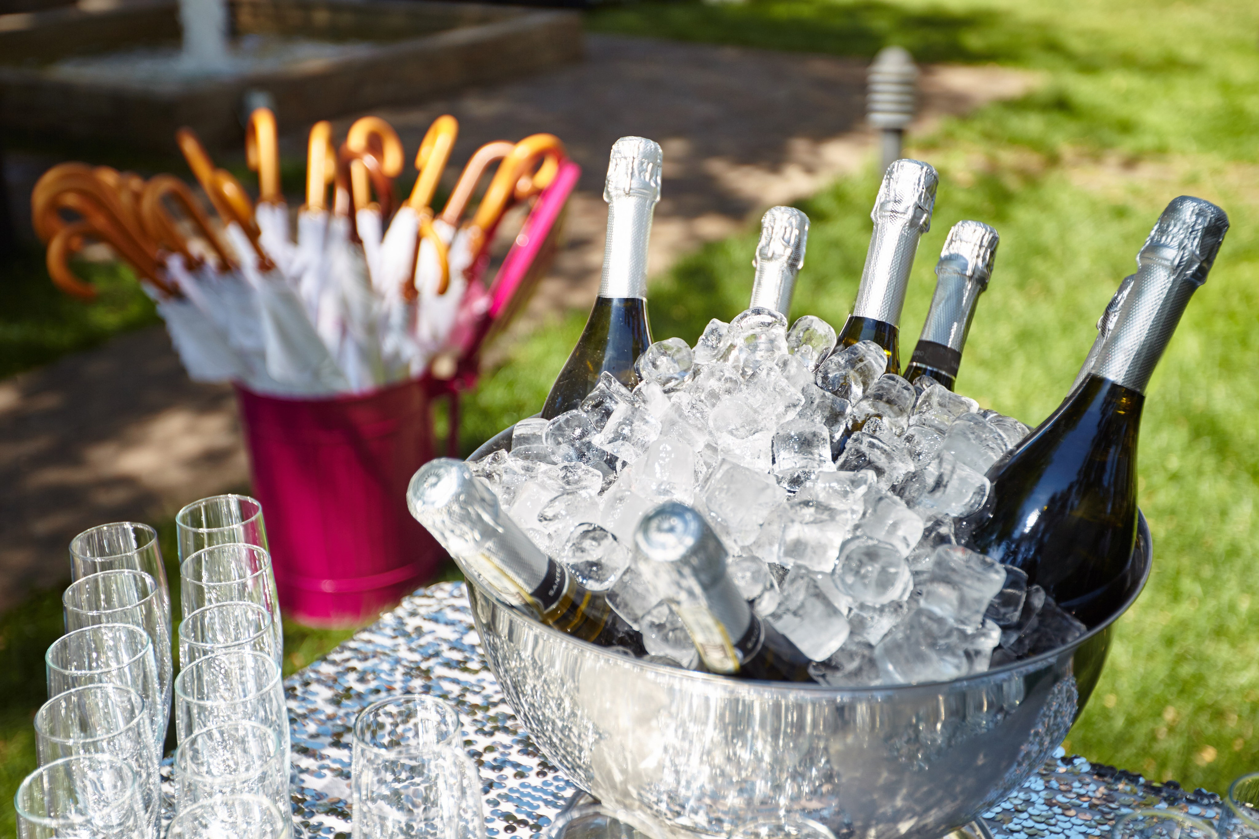 Champagne sur glace et apéritifs prêts pour le cocktail de mariage à l’extérieur