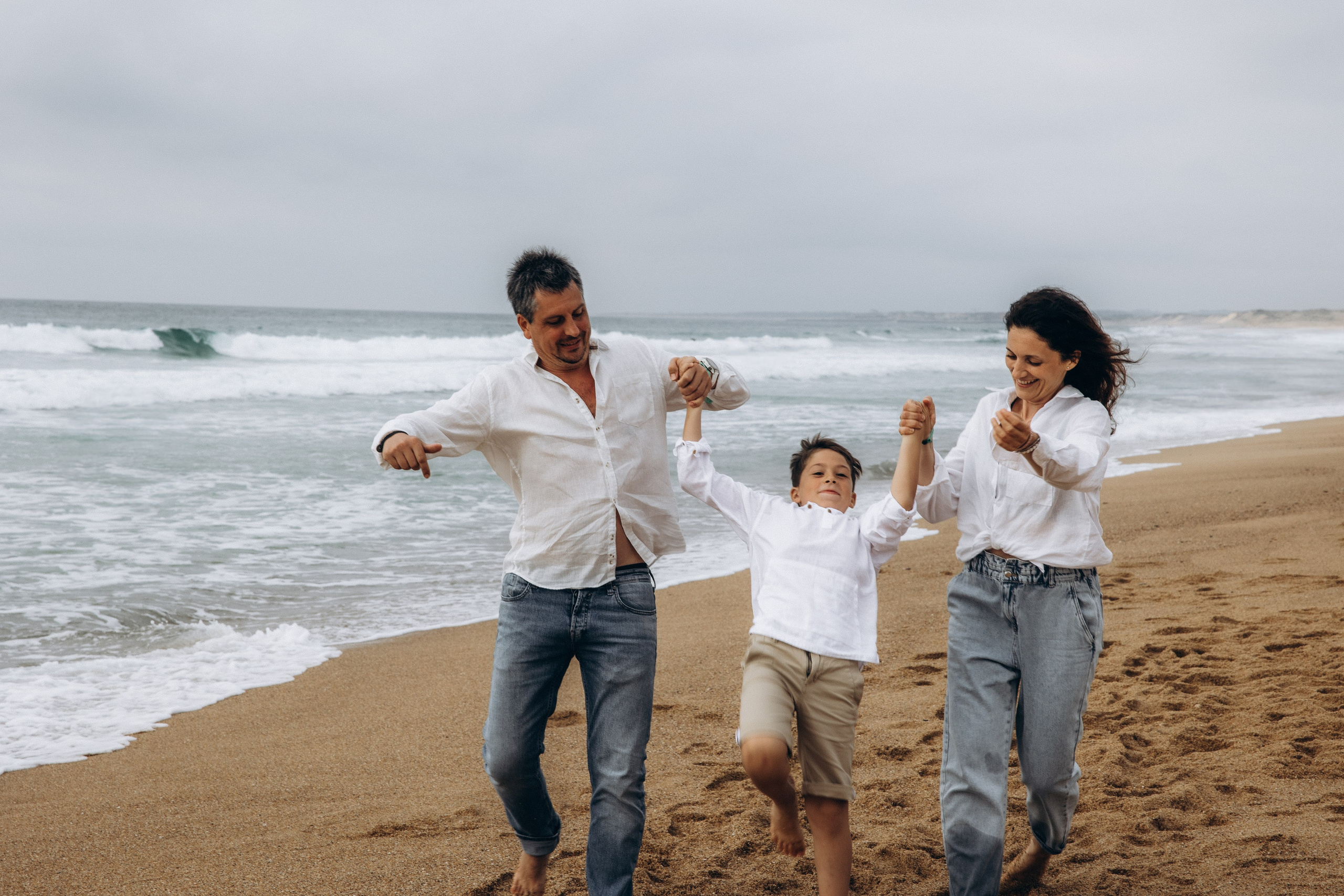 Family photoshoot by the ocean. Labenne Ocean Beach 2024. Eugenie Smirnova — wedding, corporate and lifestyle photographer in Toulouse and Southwest France