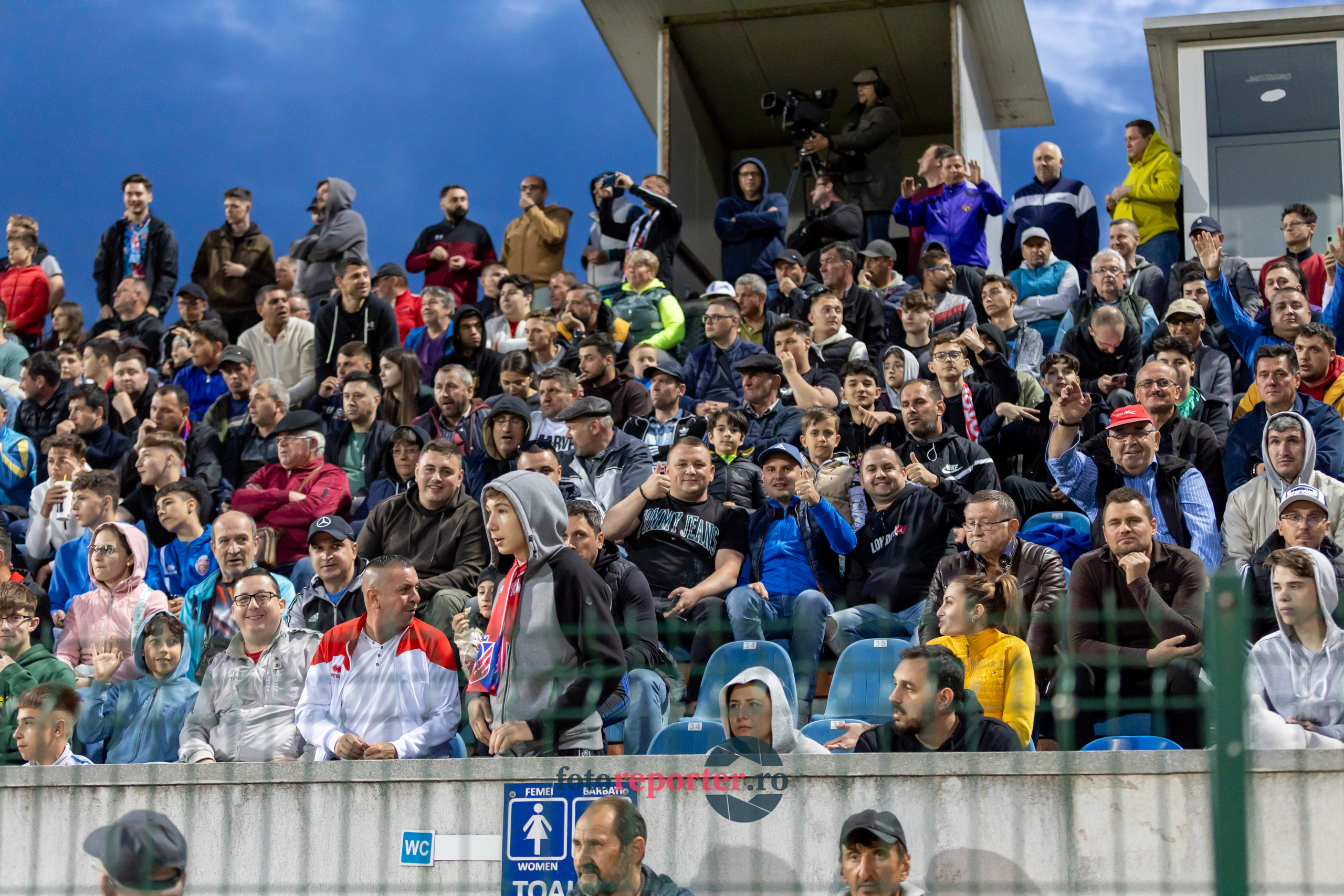Galerie Foto: FC Botoșani vs. CS Mioveni - Pe 17 mai 2024, am fost martorii unei partide incredibile între FC Botoșani și CS Mioveni, în prima manșă a barajului pentru evitarea retrogradării. În fața unui stadion plin de emoție și speranță, echipa noastră a obținut o victorie importantă, cu un gol marcat de Aldair în minutul 93. 💪 *FC Botoșani 1-0 CS Mioveni*⚽️ Urmăriți momentele cheie ale meciului și bucuria suporterilor în această galerie foto! Pregătiți-vă pentru meciul de retur de pe 24 mai, când vom lupta din nou pentru a rămâne în prima ligă.#FCBotoșani #CSMioveni #BarajRetrogradare #ForzaBotoșani 