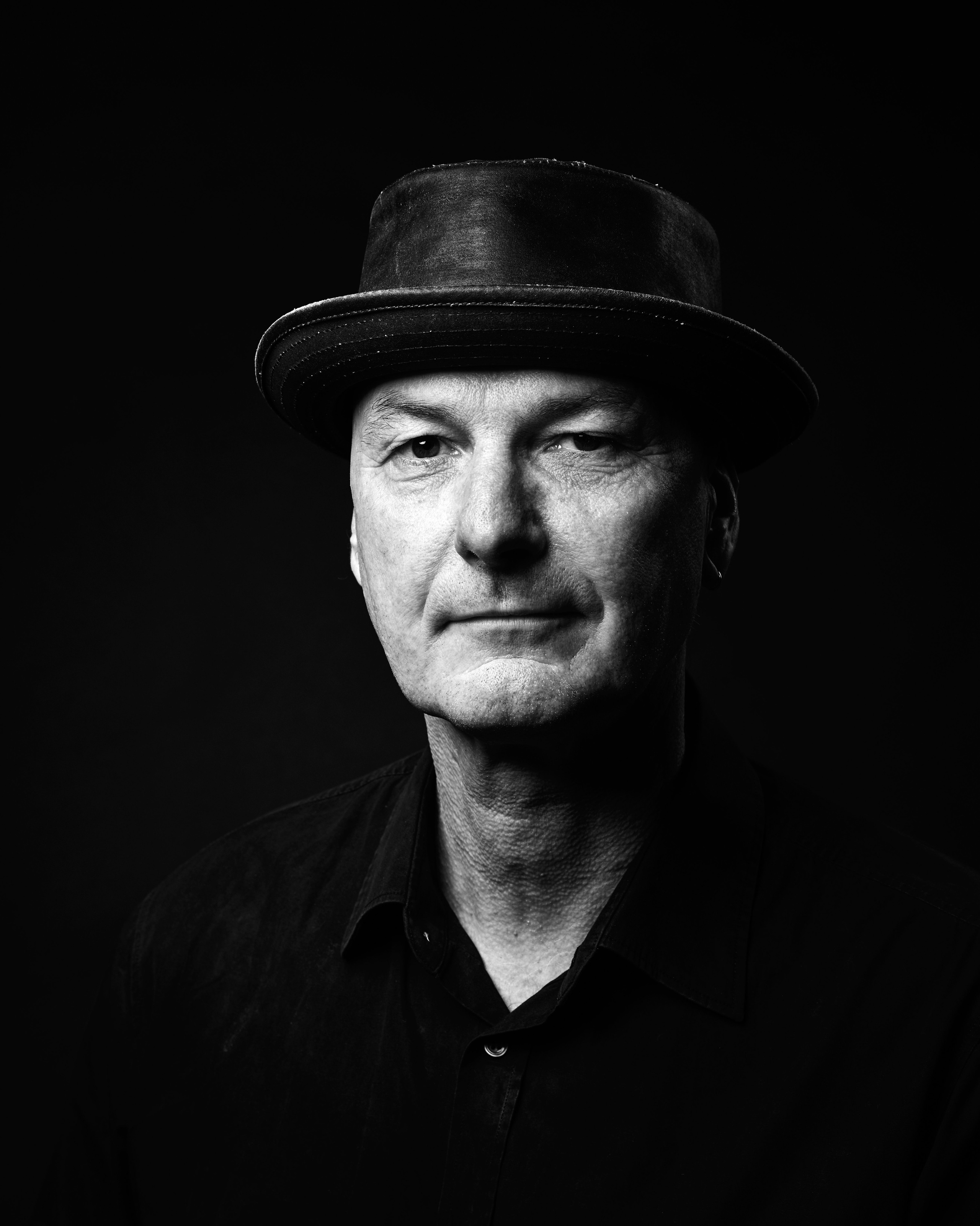 Die Kontraste zwischen Licht und Schatten betonnen sein markanten Gesicht