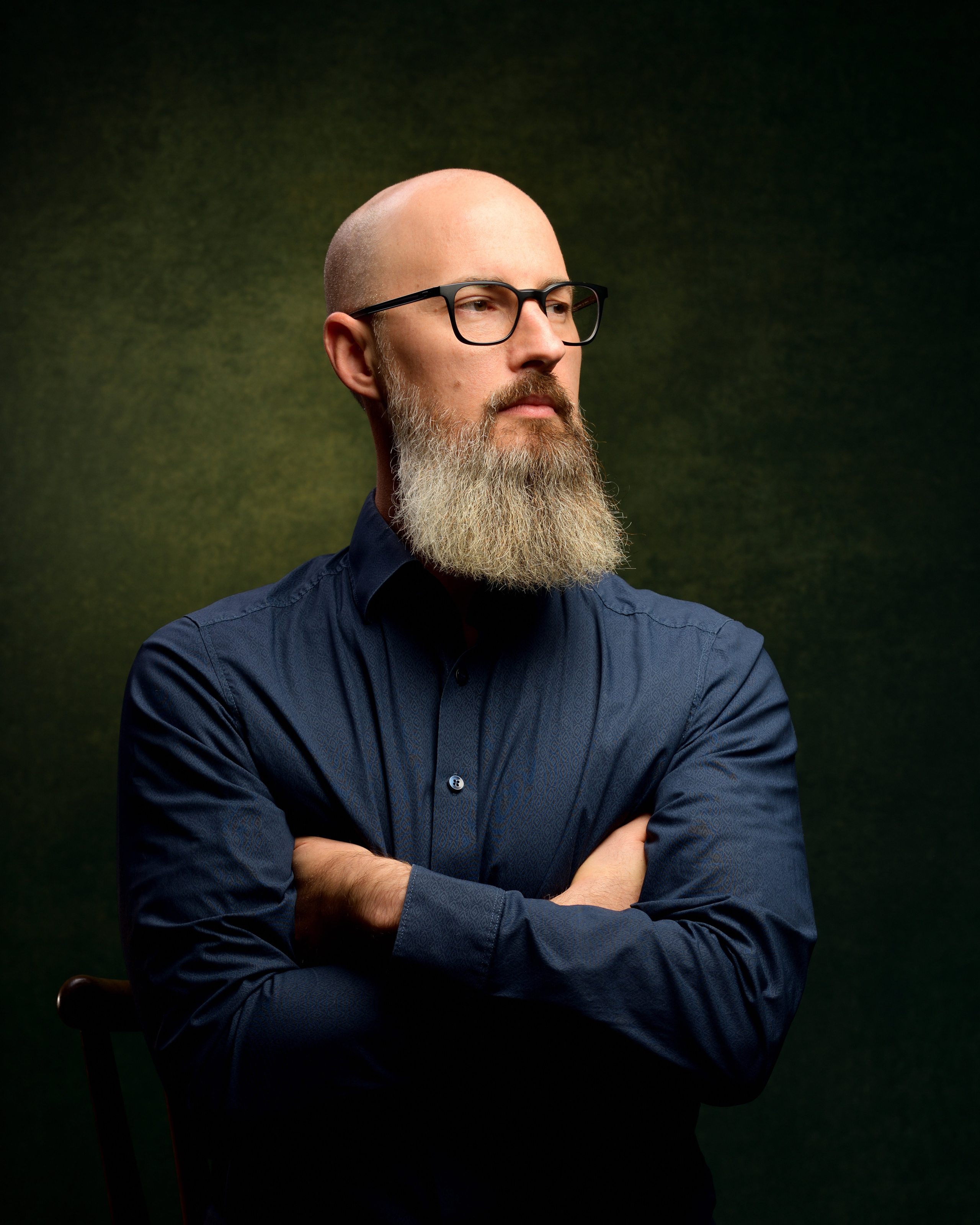 Das ist ein wunderschönes Portrait von einem Mann mit dem Bart und die Brille.