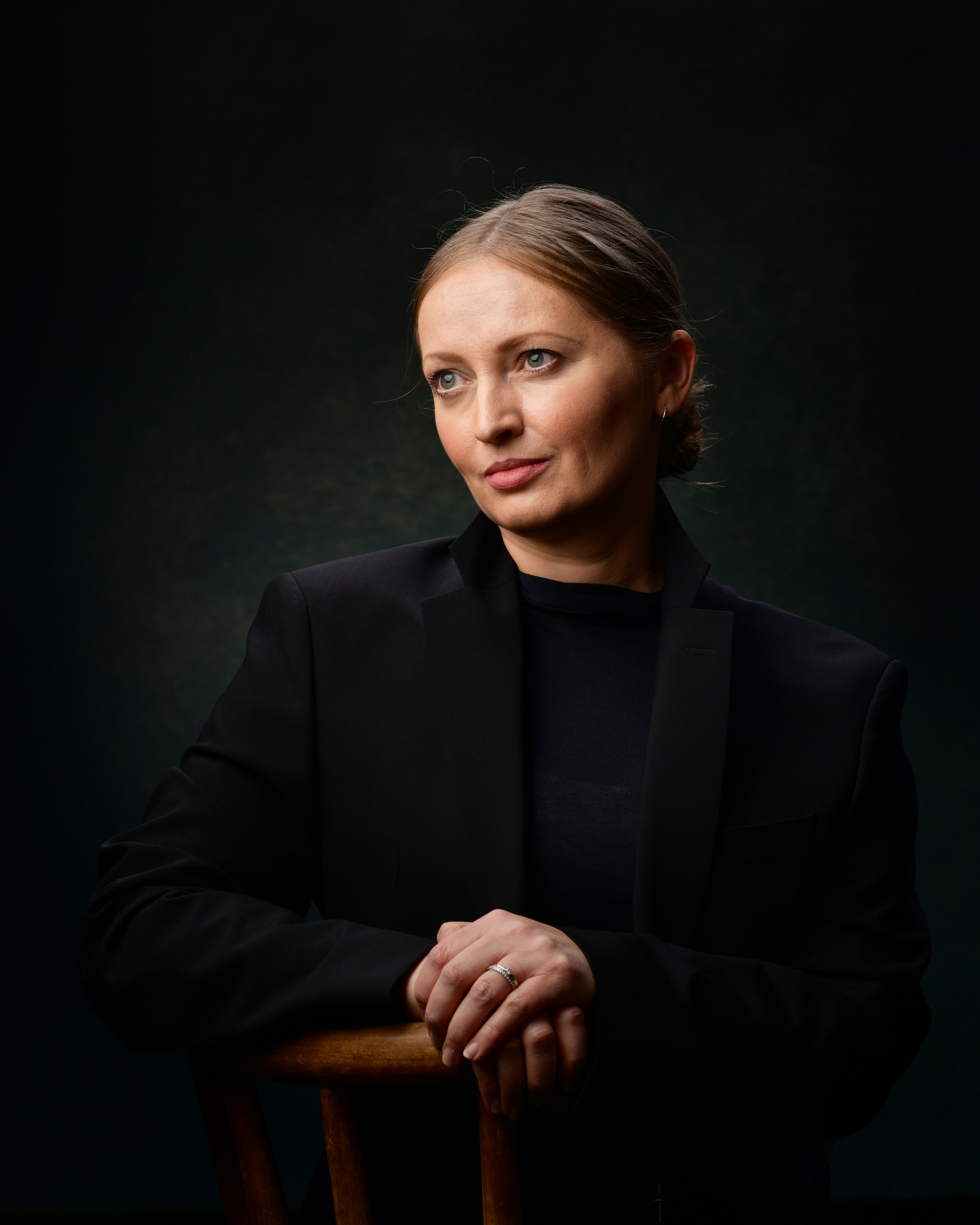 Ihr Gesichtsausdruck ist ruhig und gelassen, als ob sie in die Ferne blickt.