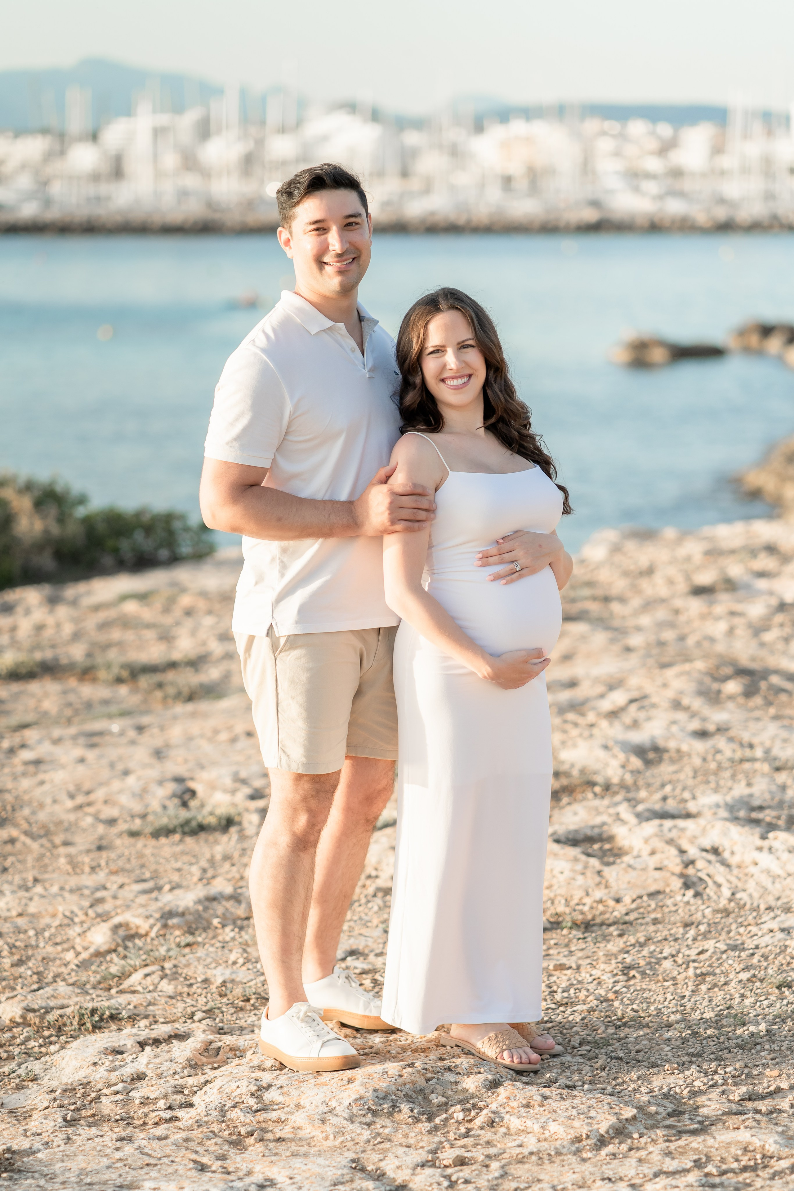 Maternity Photoshoot by the Sea in Mallorca – Natural & Timeless Moments. Deine Fotografin auf Mallorca für Familien und Business