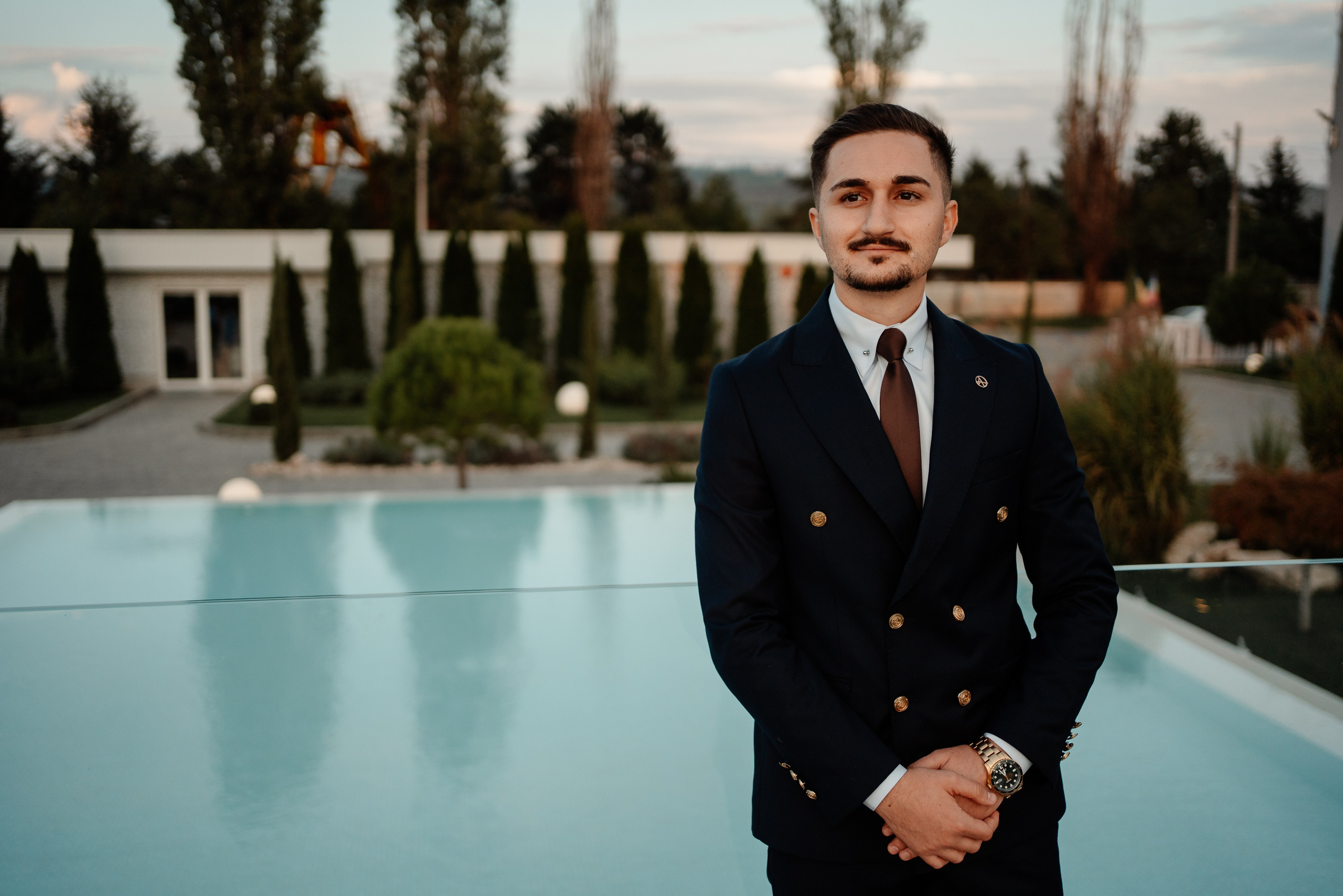 Moment emoționant între miri în ziua nunții, surprins într-un cadru natural și romantic, la Reina Events. Fotografie de nuntă profesională, editată artistic pentru a evidenția emoția și eleganța evenimentului.