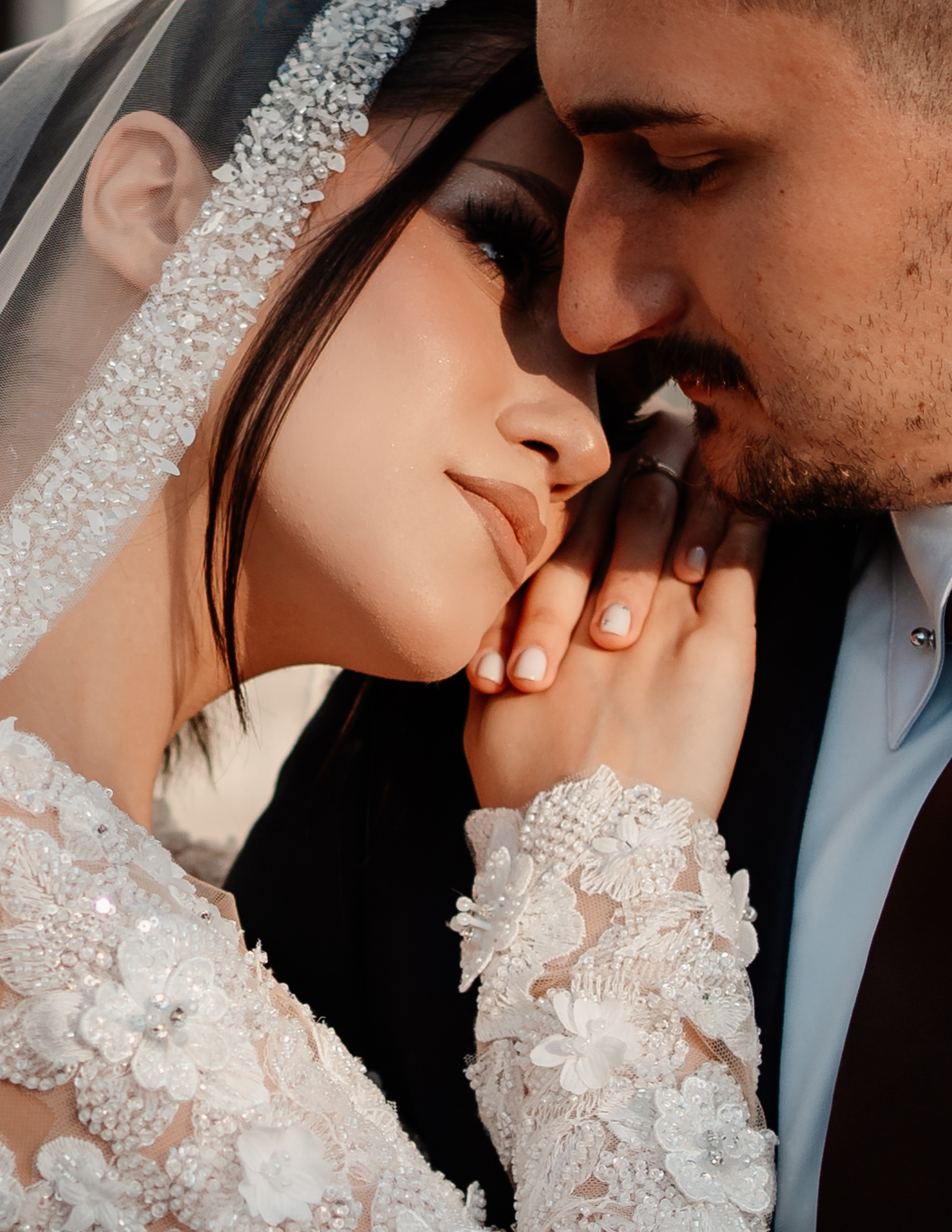 Moment emoționant între miri în ziua nunții, surprins într-un cadru natural și romantic, la Reina Events. Fotografie de nuntă profesională, editată artistic pentru a evidenția emoția și eleganța evenimentului.