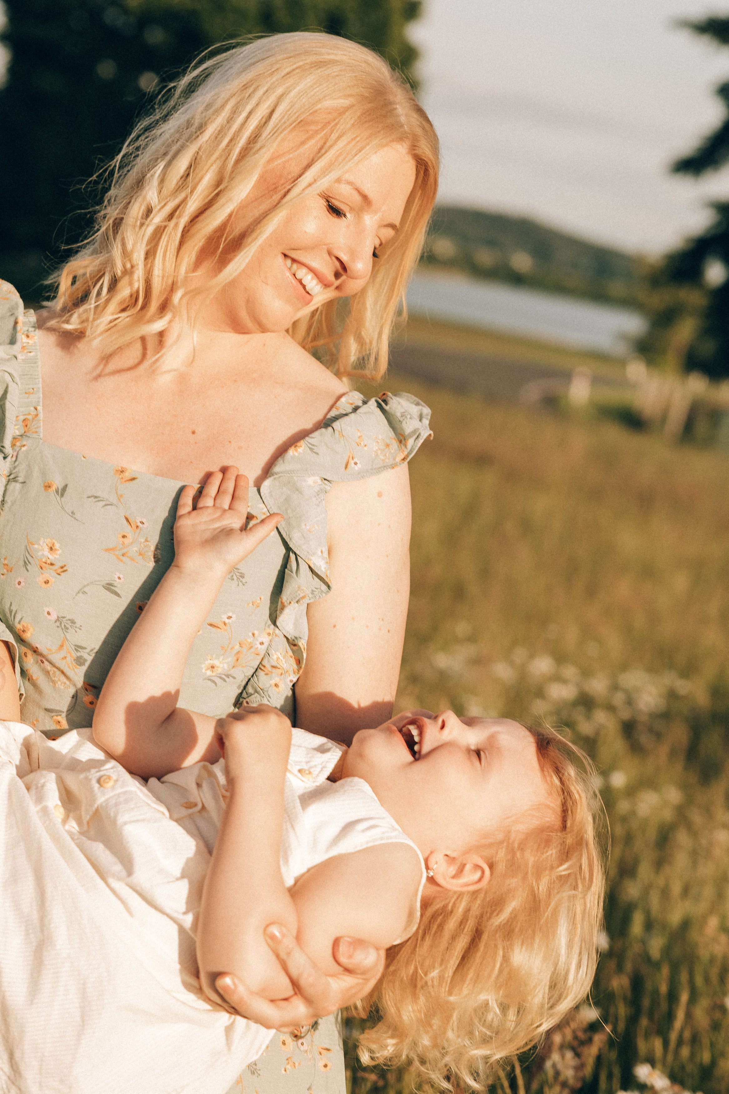Family photoshoot in a daisy meadow at golden hour — natural light, warm tones, candid moments between a mother and her daughters. Lifestyle and Family Photographer in Pisek Oxana Telupilova