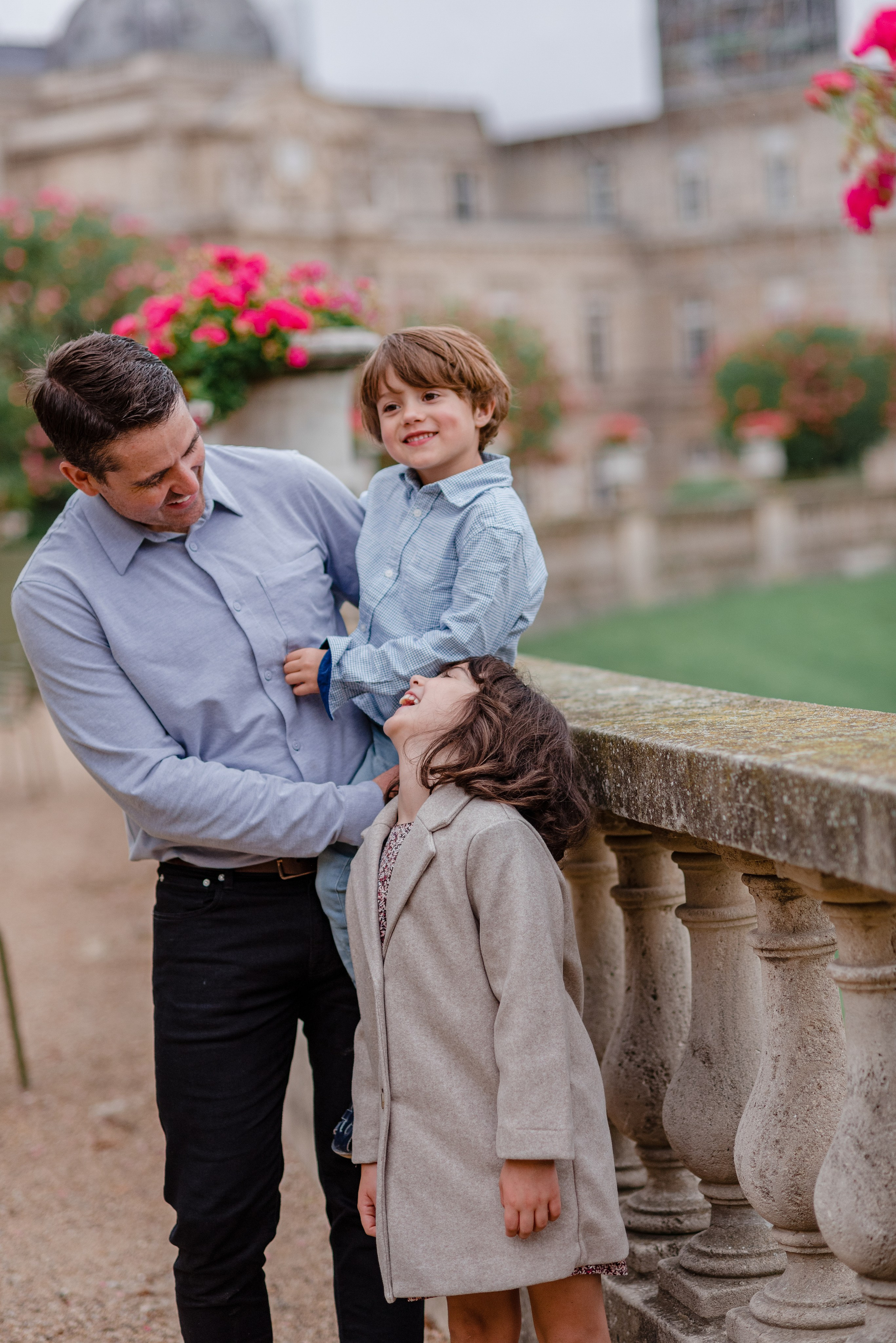 Family session in Luxembourg Gardens. Ksenia Marchand/ Lifestyle photographer in Paris