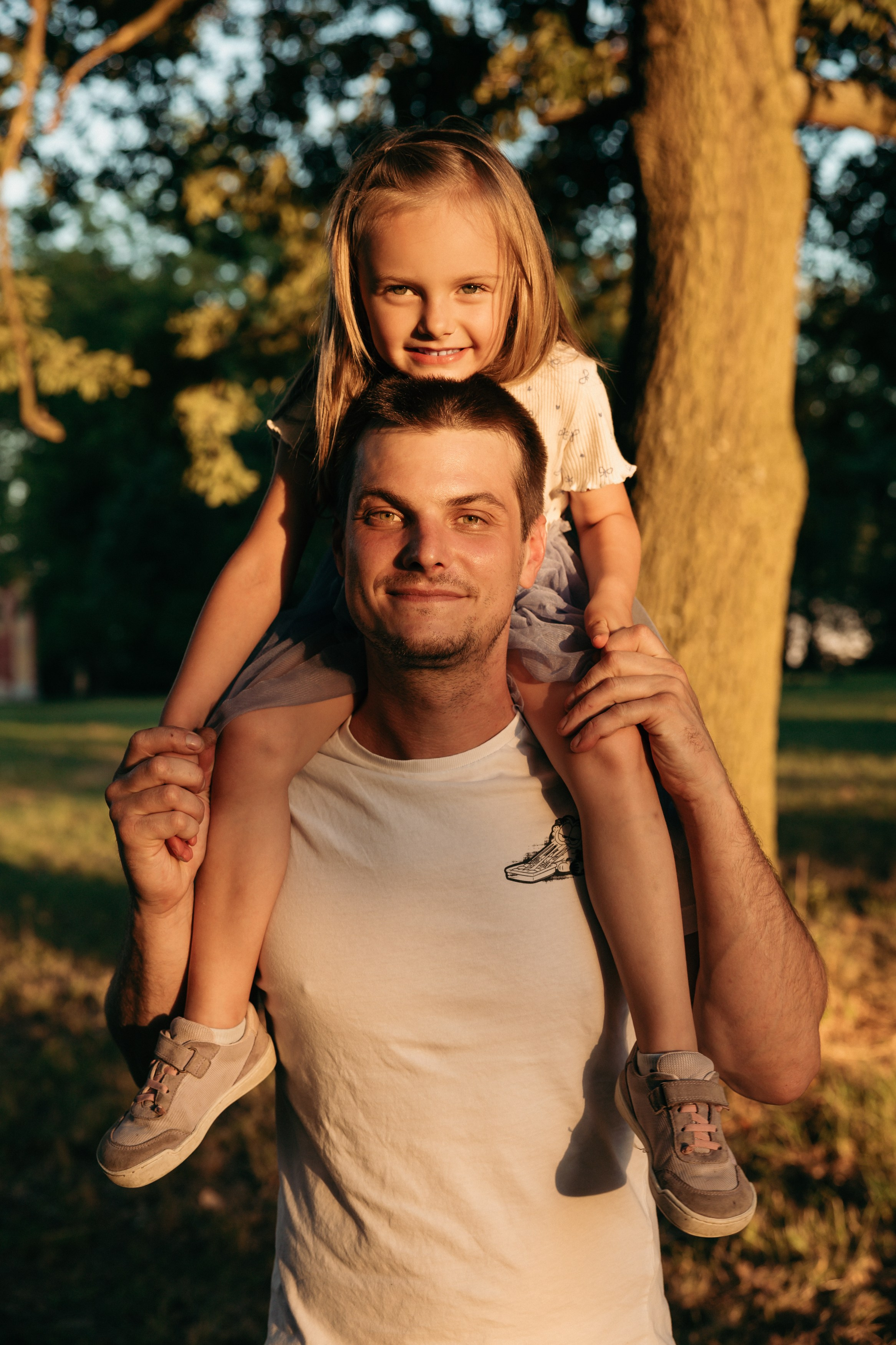 Family in the Park. Lifestyle and Family Photographer in Pisek Oxana Telupilova
