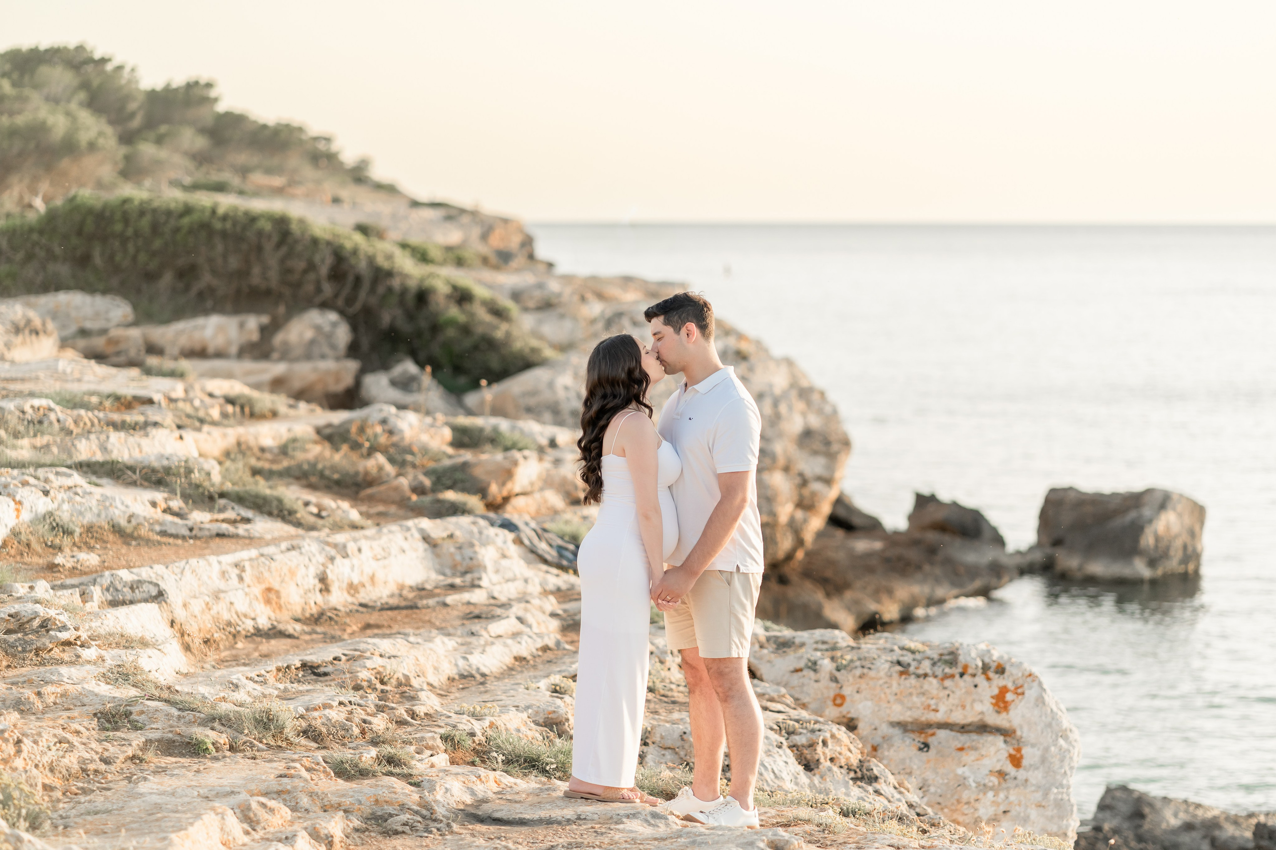 Maternity Photoshoot by the Sea in Mallorca – Natural & Timeless Moments. Deine Fotografin auf Mallorca für Familien und Business