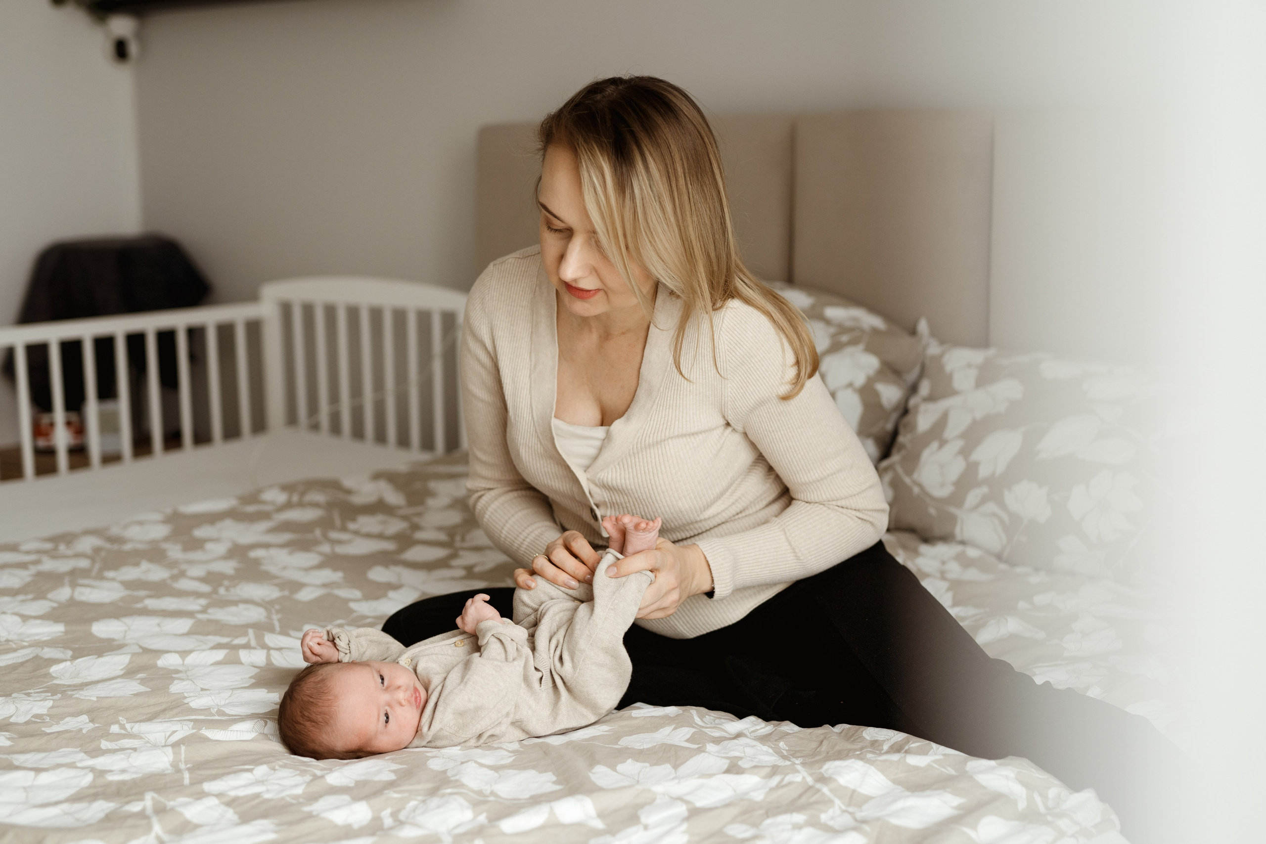 Sesja noworodkowa w domu. Fotograf Łódź - sesja ciążowa, noworodkowa, dziecięca. Studio w Łodzi