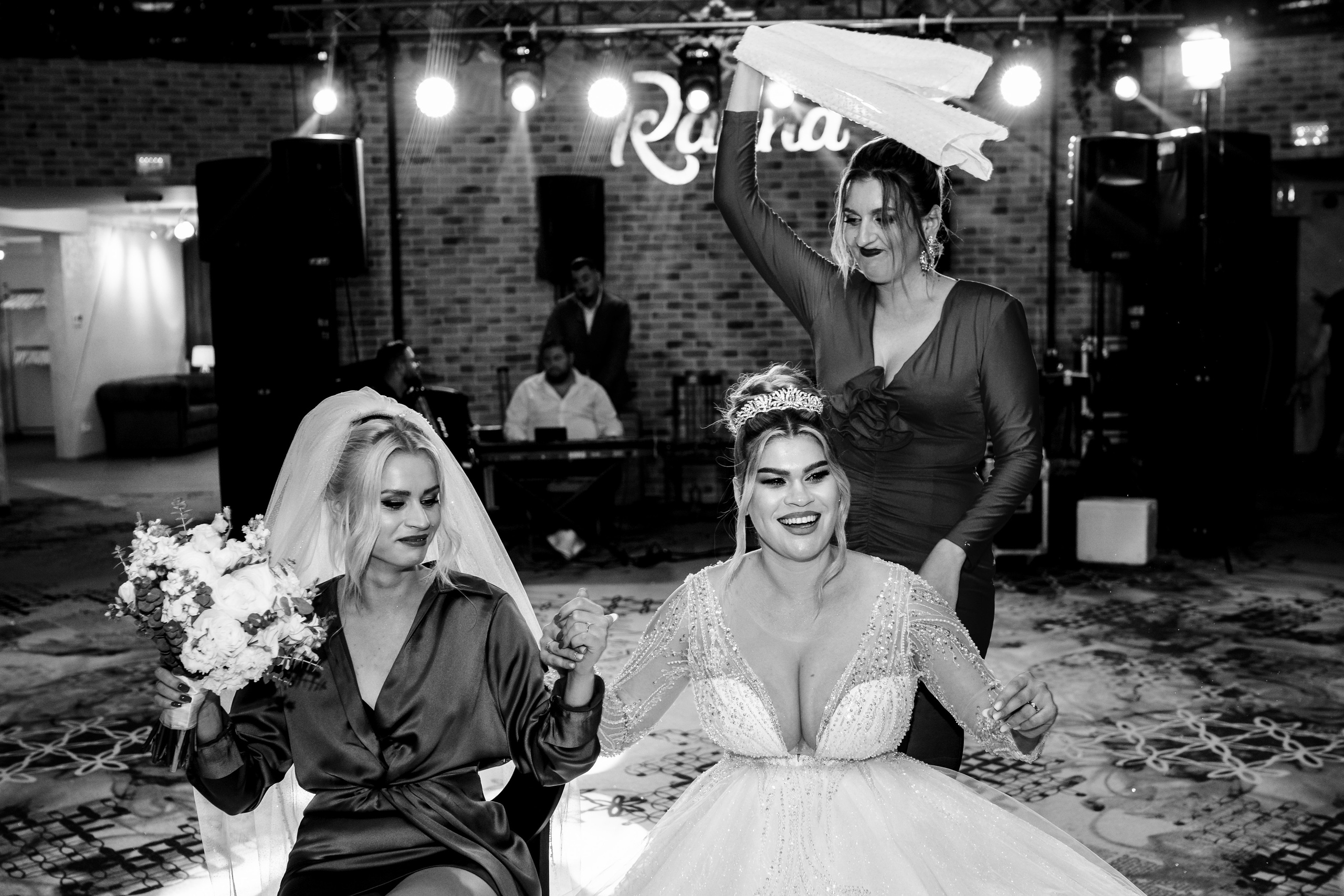 Andreea, Damian si Aris. Acasă