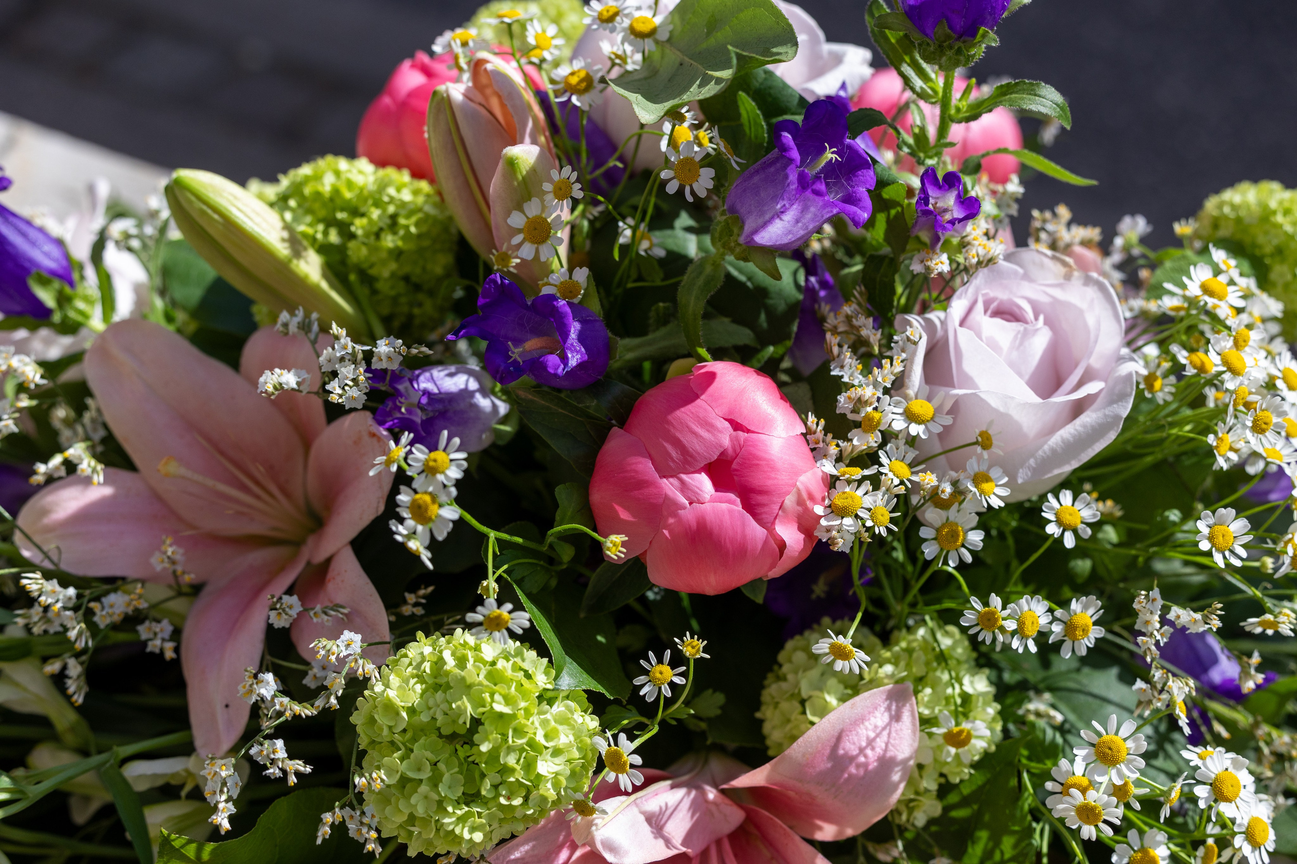 Sommer feeling båredekoration som vil typisk bestå af blomster som roser, pæoner og liljer. Bestil en båredekoration der ligner denne båredekoration. 
