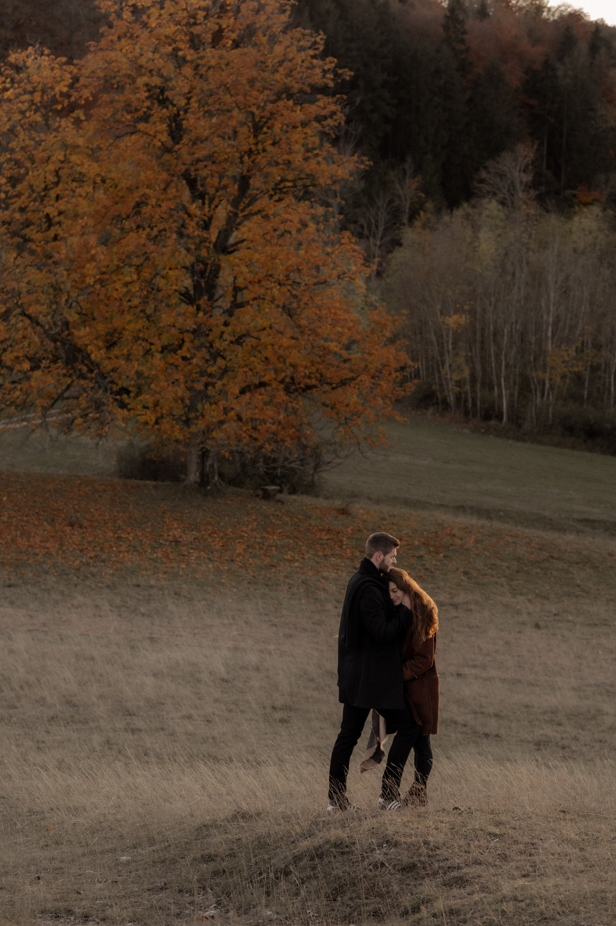 Wenn der Wind flüstert | Paarshooting am Gelben Berg. Фотограф в Нюрнберге Ирина Менерт из Ансбаха