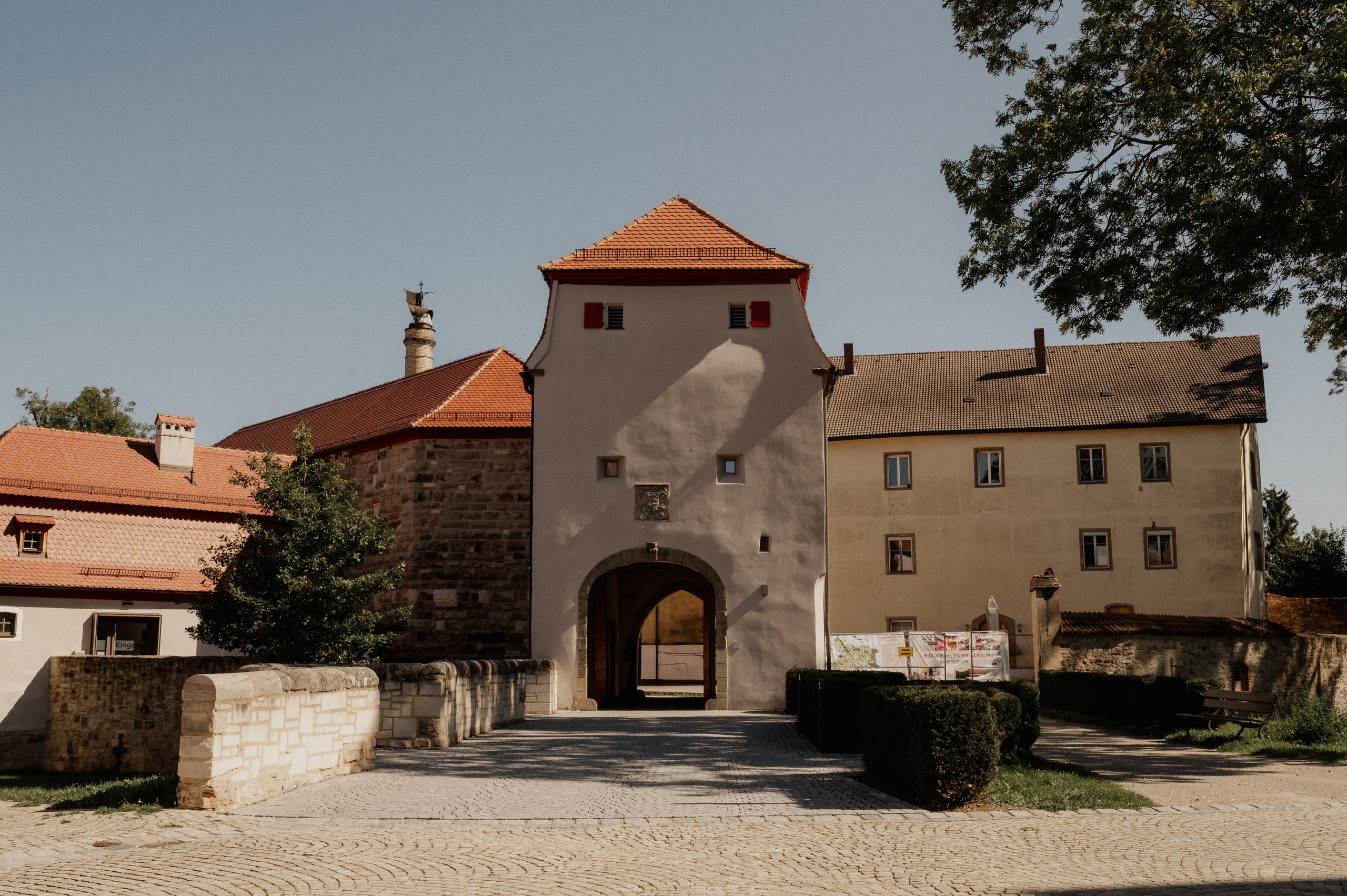 CIVIL WEDDING IN STADTSCHLOSS IN HERRIEDEN. Photographer in Nuremberg Irina Mehnert from Ansbach