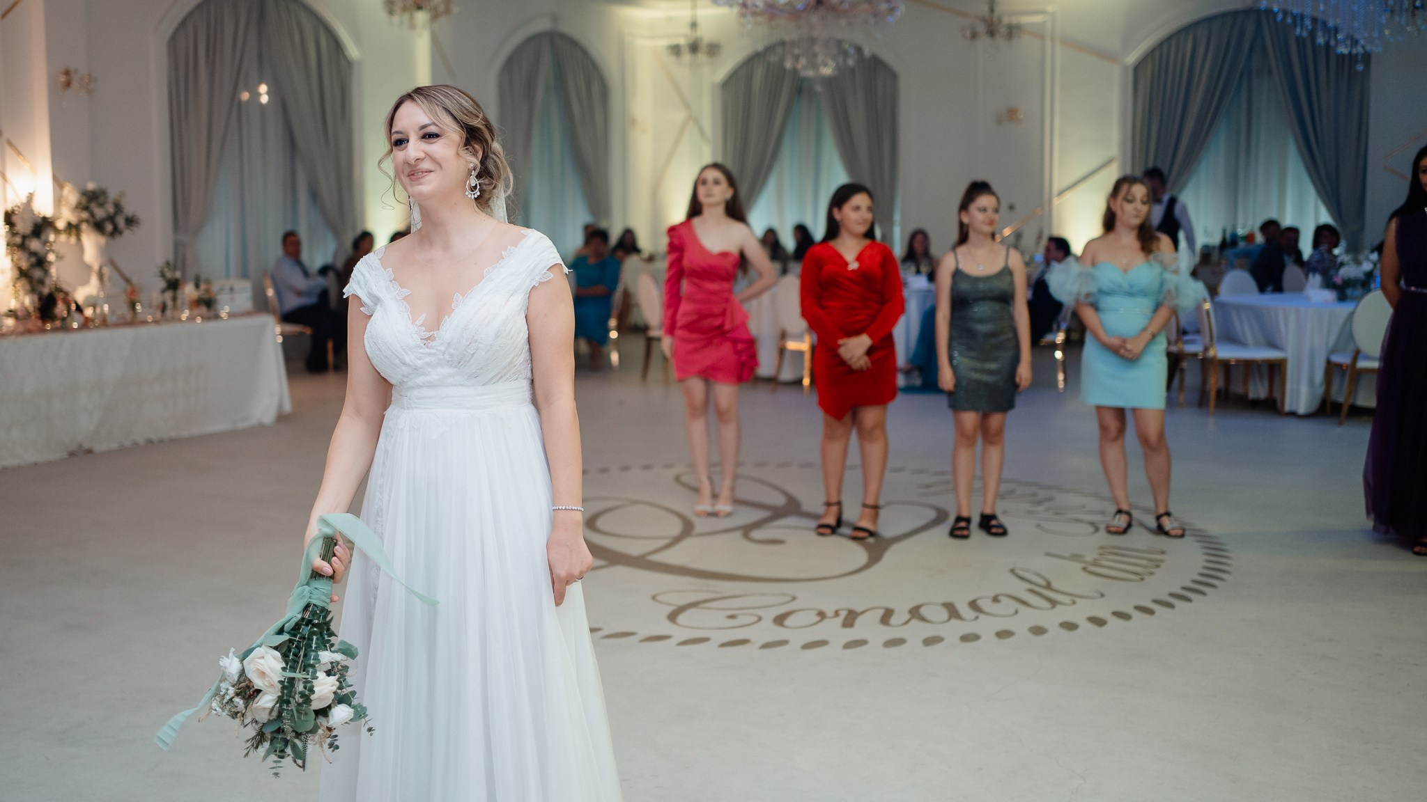 Moment emoționant între miri în ziua nunții, surprins într-un cadru natural și romantic, la Conacul din Livada. Fotografie de nuntă profesională, editată artistic pentru a evidenția emoția și eleganța evenimentului.