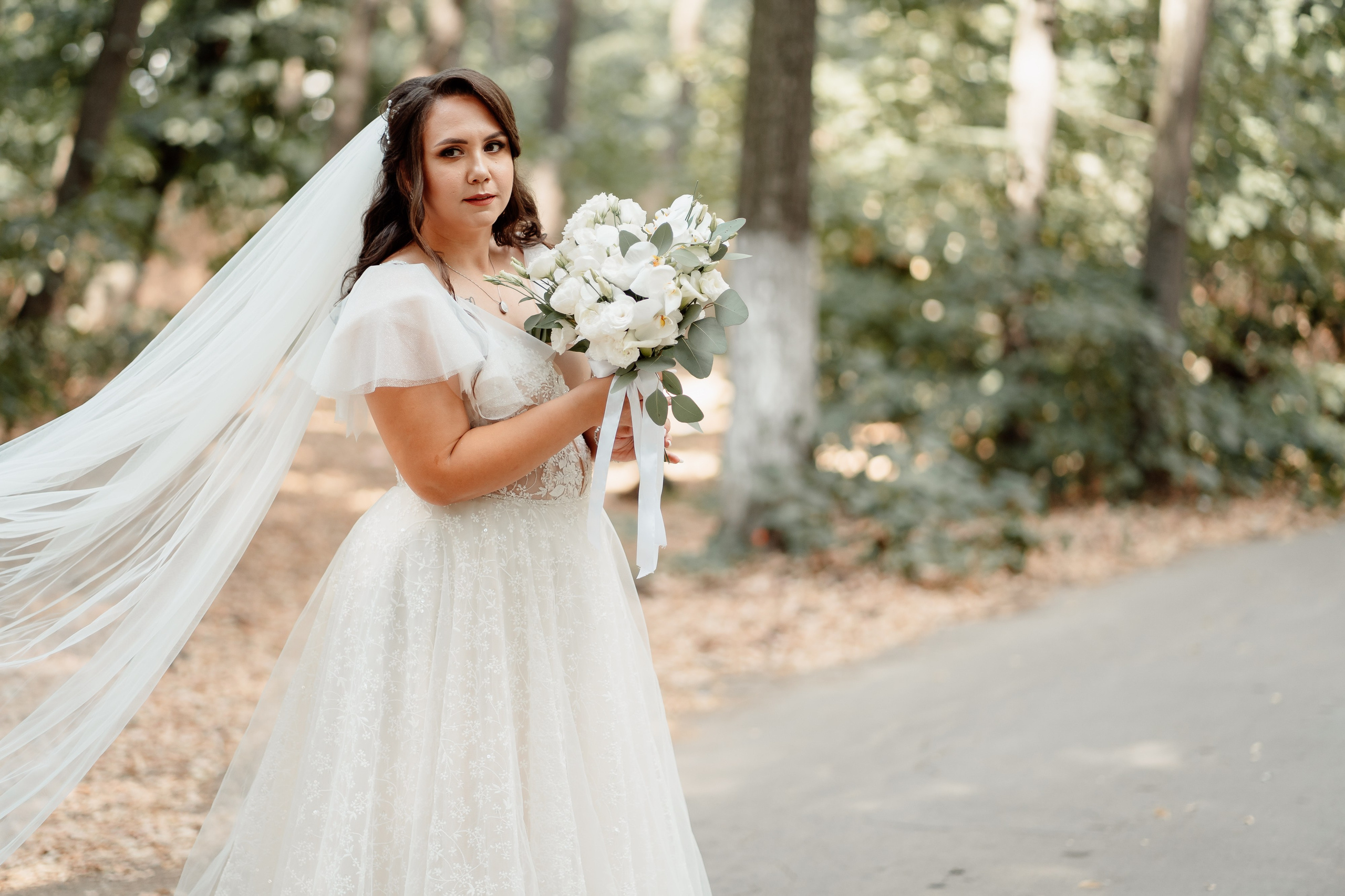 Moment emoționant între miri în ziua nunții, surprins într-un cadru natural și romantic, la Daimon Events. Fotografie de nuntă profesională, editată artistic pentru a evidenția emoția și eleganța evenimentului.