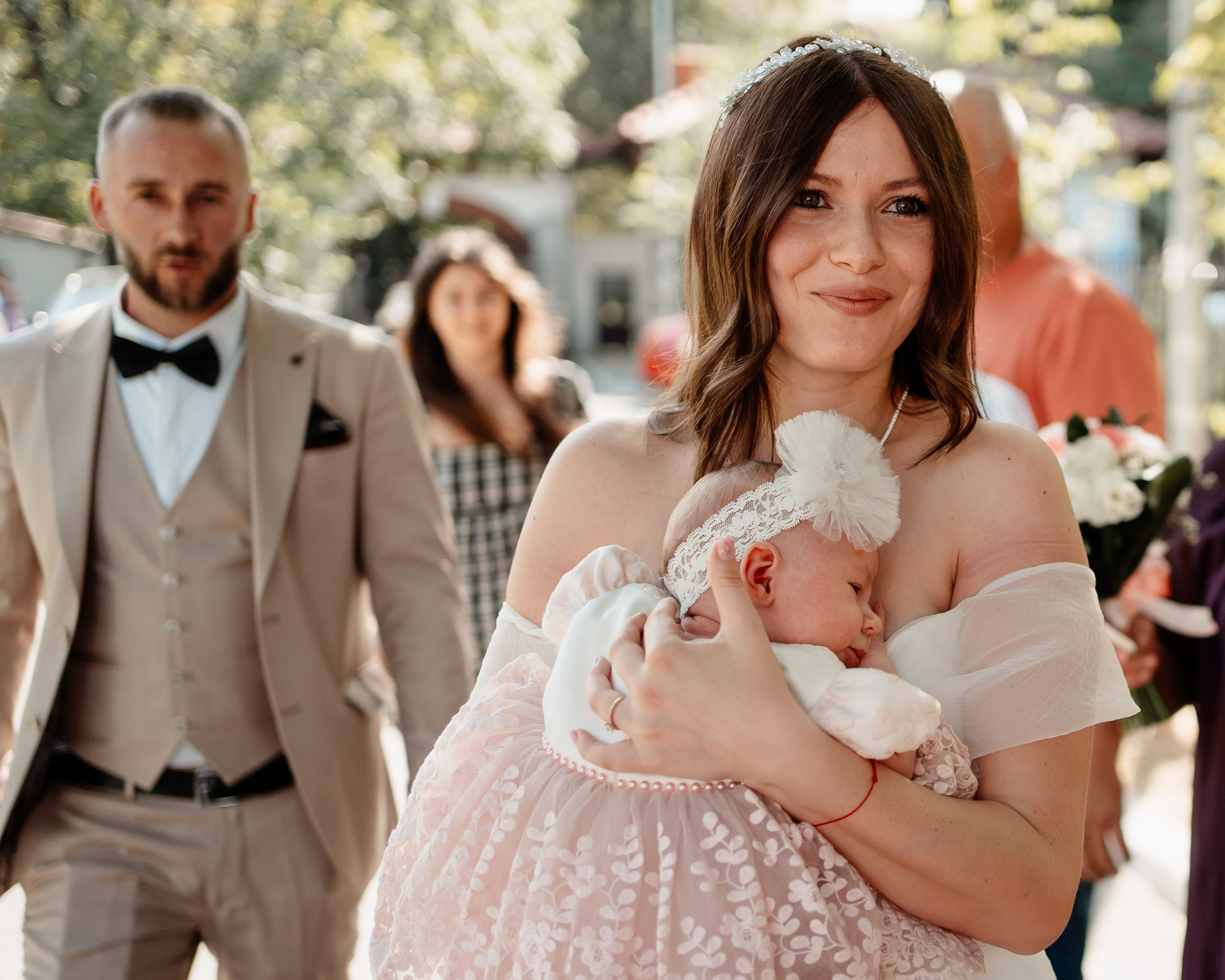 Miri fericiți în fața oficiului stării civile din Bucuresti, Sector 1, celebrând începutul unei noi vieți împreună. Fotografie de cununie civilă, capturând naturalețea și bucuria momentului special.