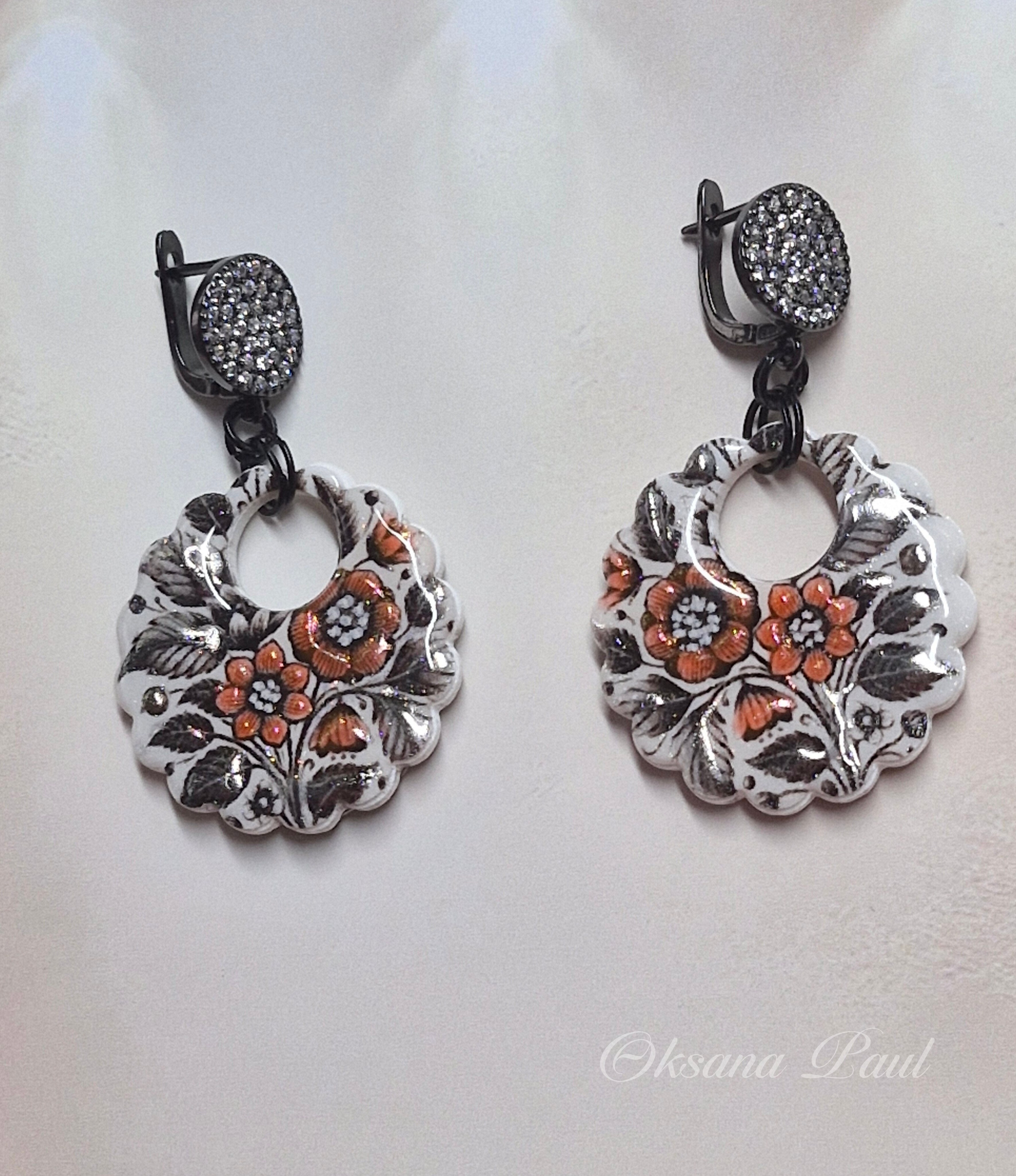 Украшения ручной лепки из полимерной глины с покрытием смолой: серьги, миниатюрные броши и арт-объекты с глянцевым блеском. Уникальные украшения Oksana Paul создаются вручную, с эффектом стеклянной поверхности, объёмными деталями и художественной подачей. Полимерная глина, смола, 3D-лепка, украшения из полимерной глины, серьги ручной работы, аксессуары ручной работы. Handgemachter Schmuck aus Polymer Clay mit Harzüberzug: Ohrringe, Miniaturbroschen und glänzende Kunstobjekte mit 3D-Effekt. Einzigartiger Schmuck von Oksana Paul – handgefertigt, mit gläserner Oberfläche, feinen Details und künstlerischem Ausdruck. Polymer Clay Schmuck, Harz Finish, handgemachte Ohrringe, Schmuckdesign, Kunstschmuck.